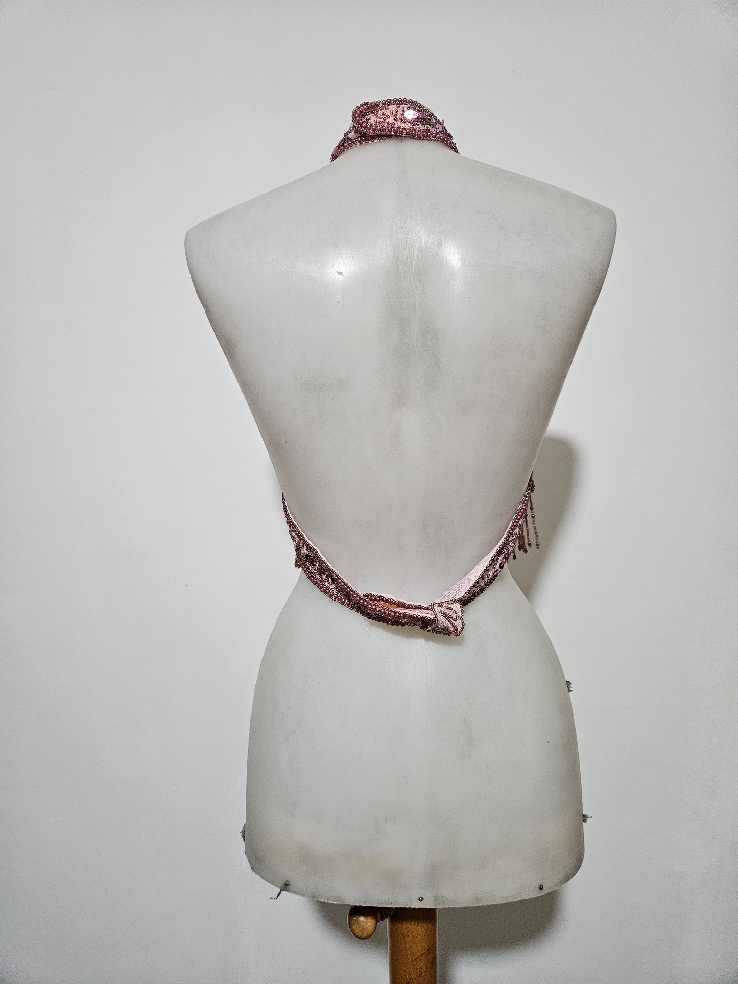 Vestido rosa sin espalda bordado con lentejuelas