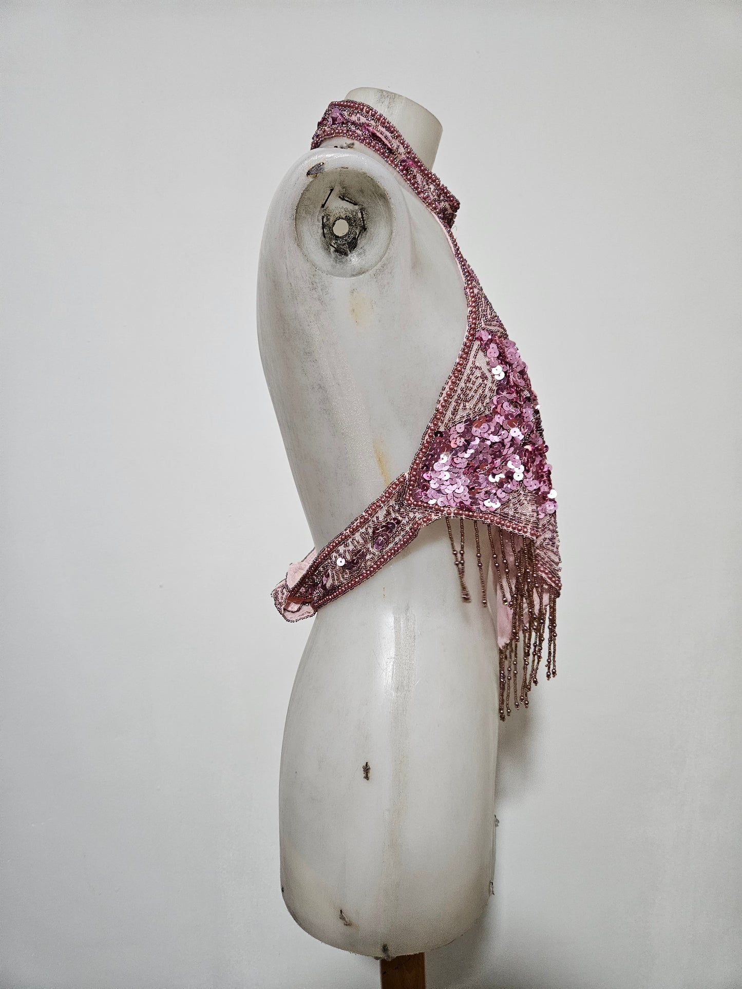 Vestido rosa sin espalda bordado con lentejuelas