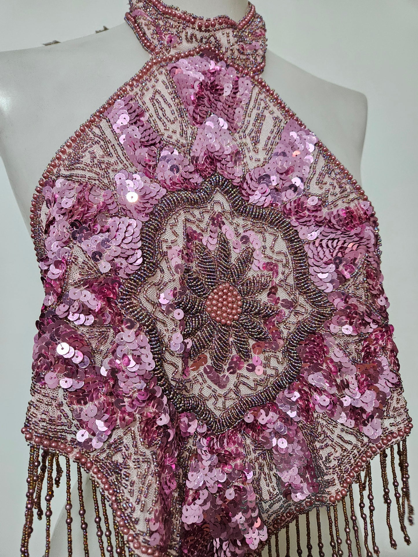 Vestido rosa sin espalda bordado con lentejuelas