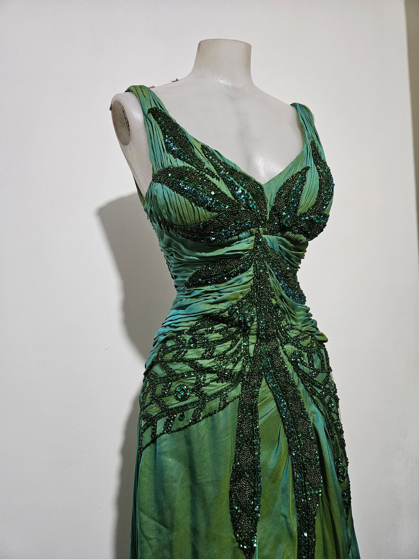 Maxi green dress embroidered with pearls