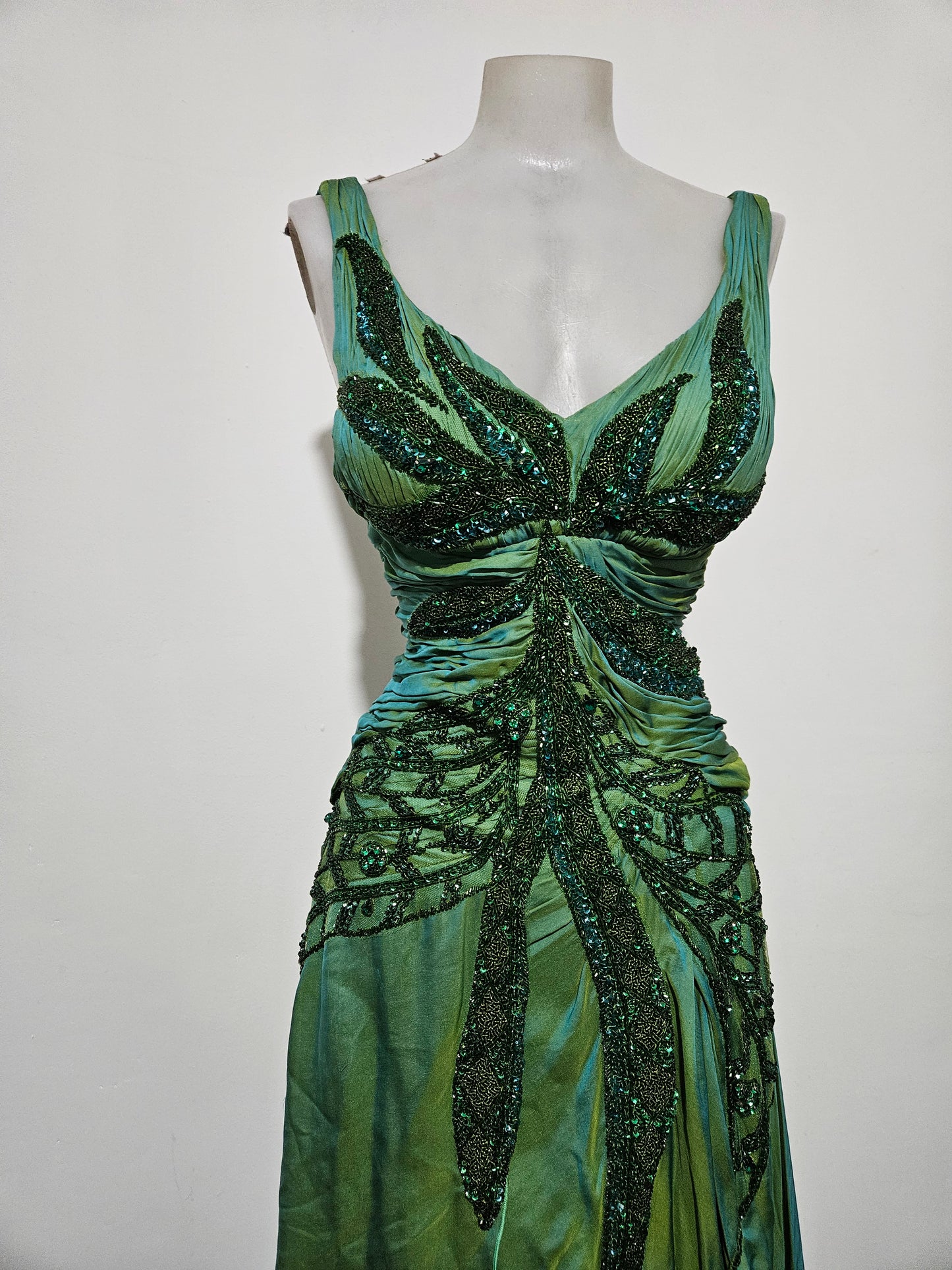 Maxi green dress embroidered with pearls