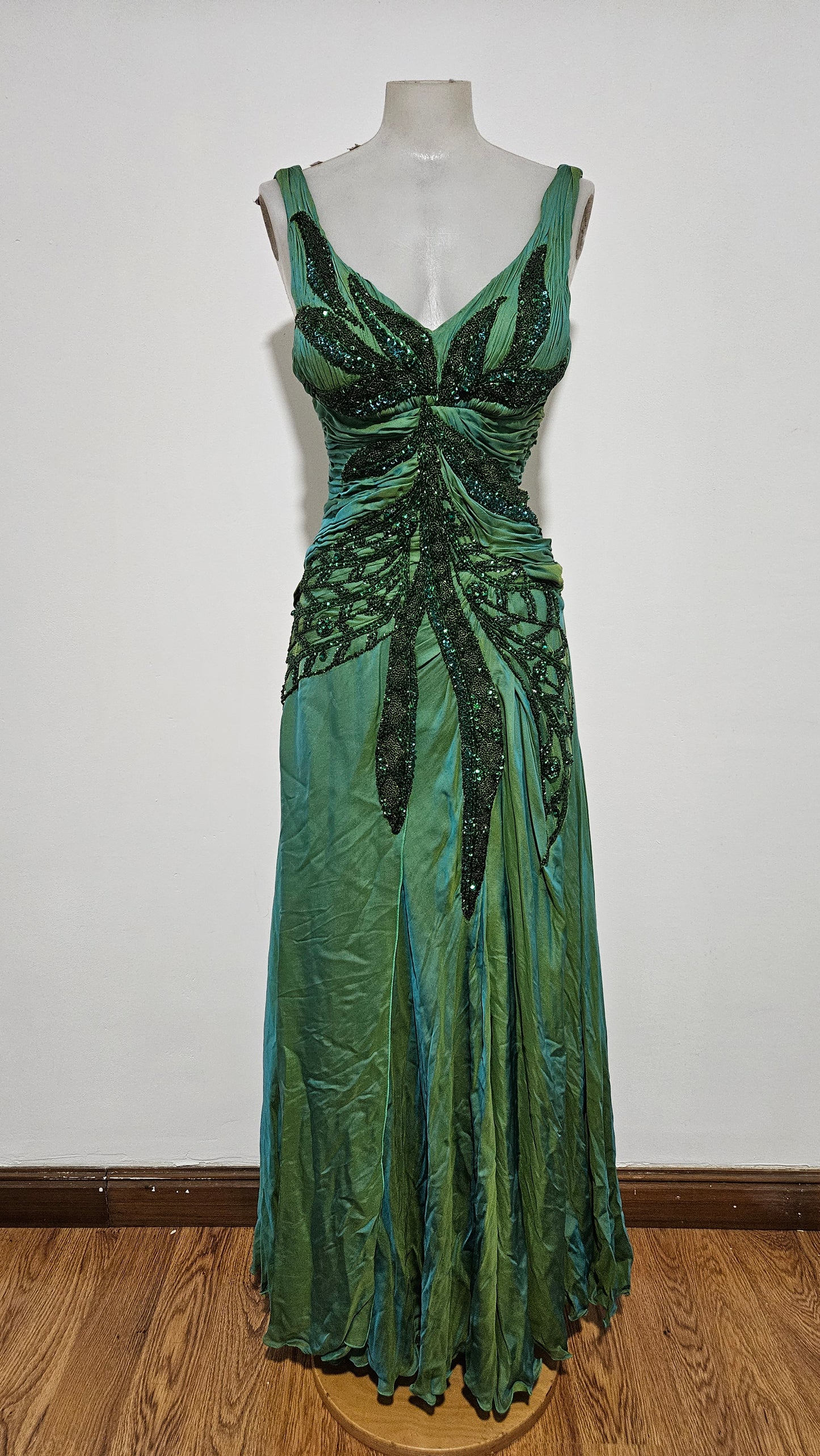 Maxi green dress embroidered with pearls
