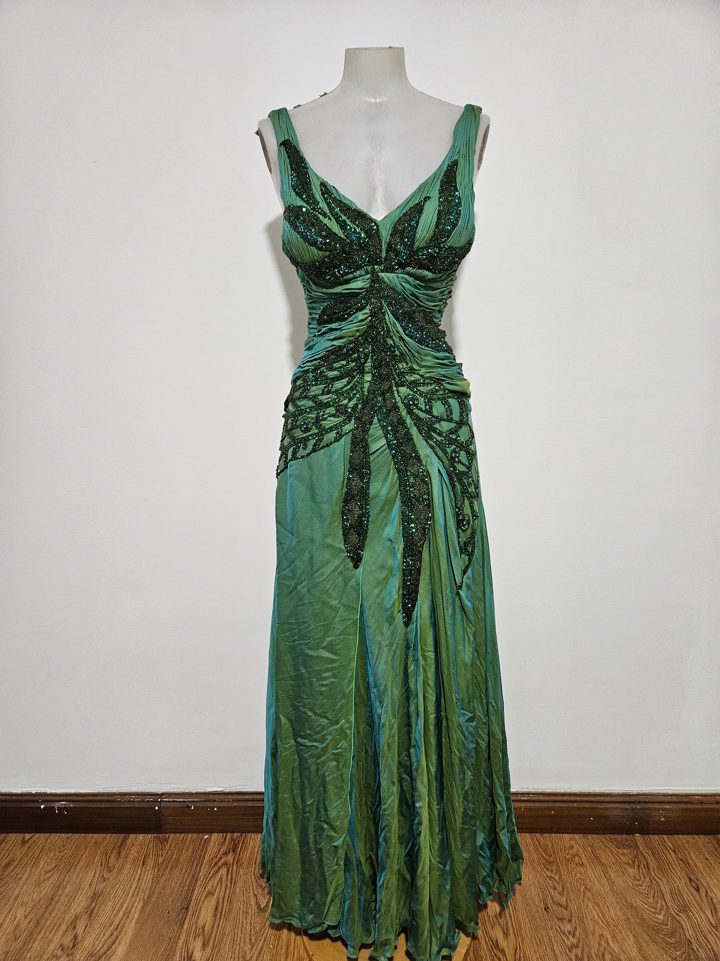 Maxi green dress embroidered with pearls