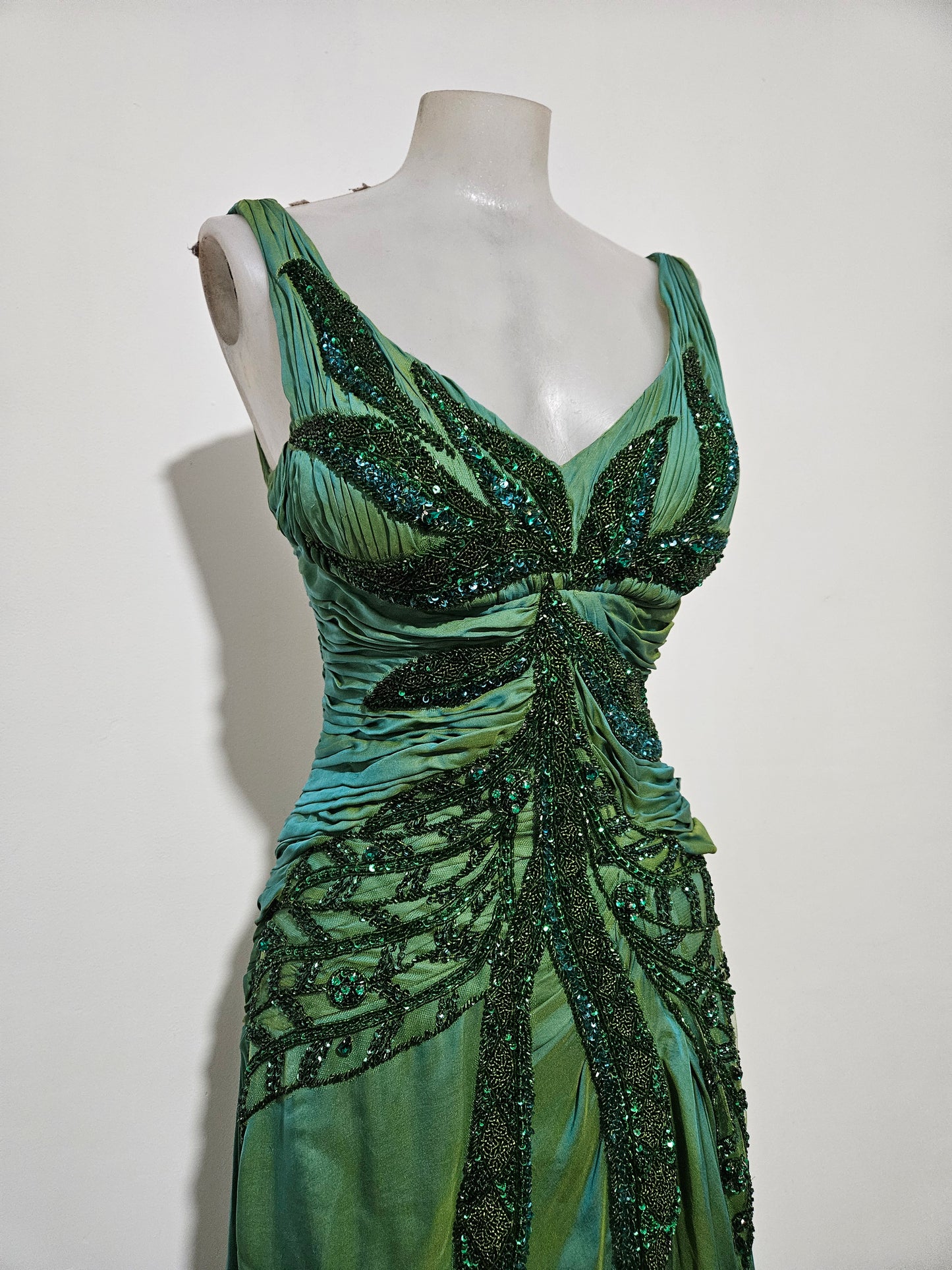 Maxi green dress embroidered with pearls