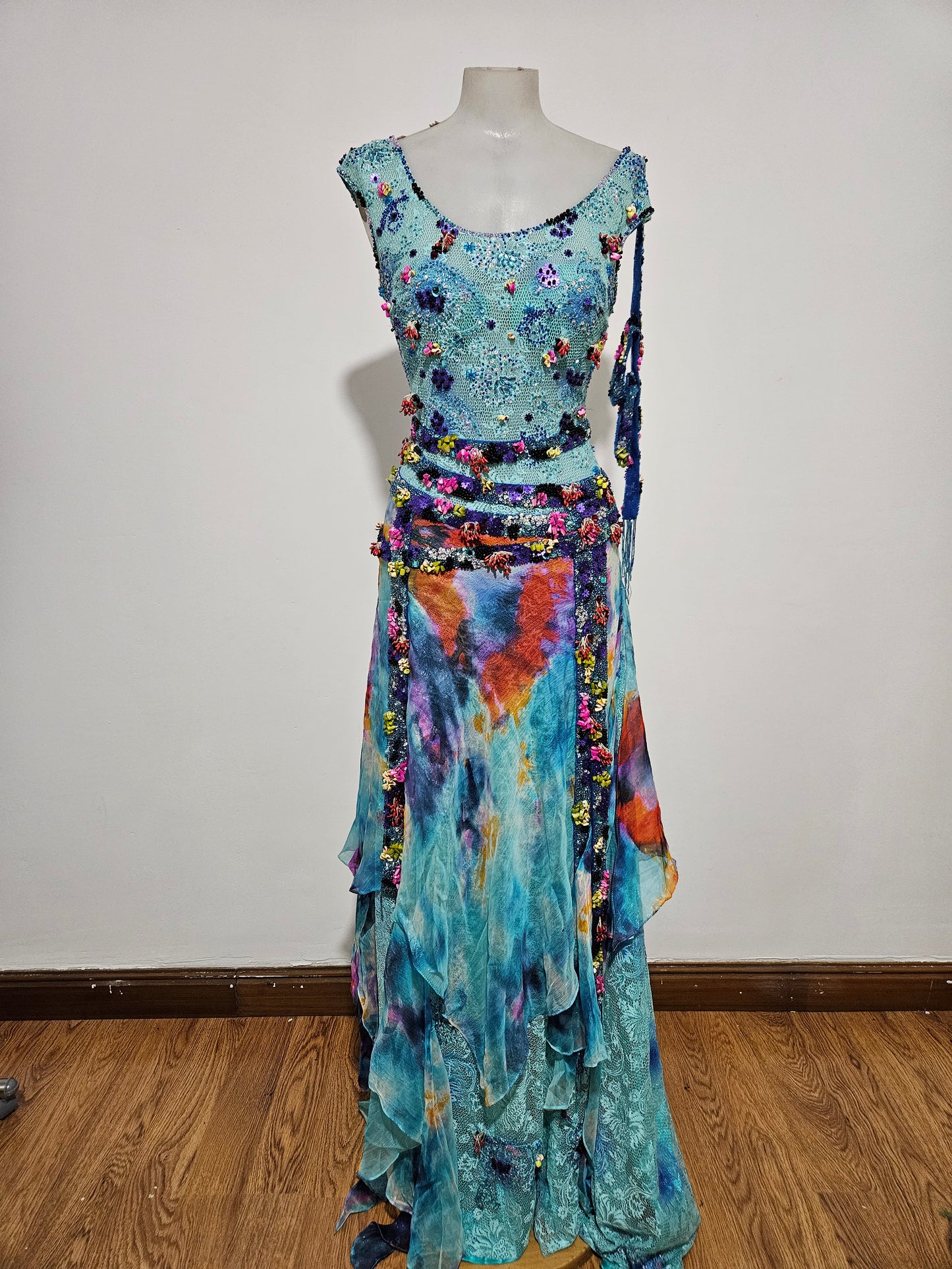 Robe en soie et broderies tons bleus