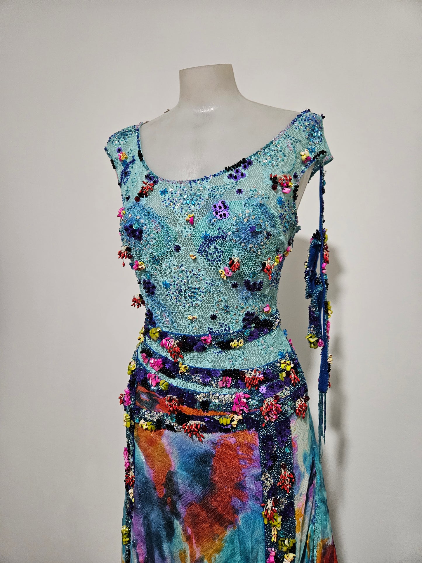 Robe en soie et broderies tons bleus