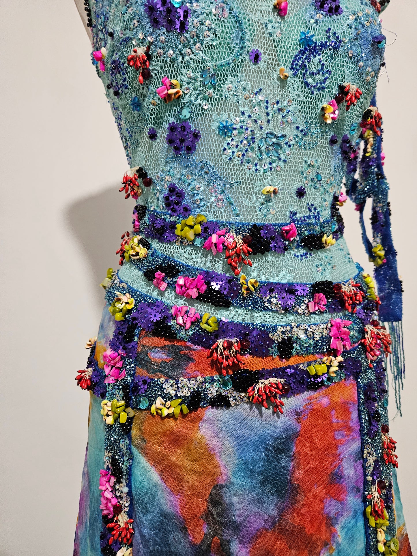 Robe en soie et broderies tons bleus