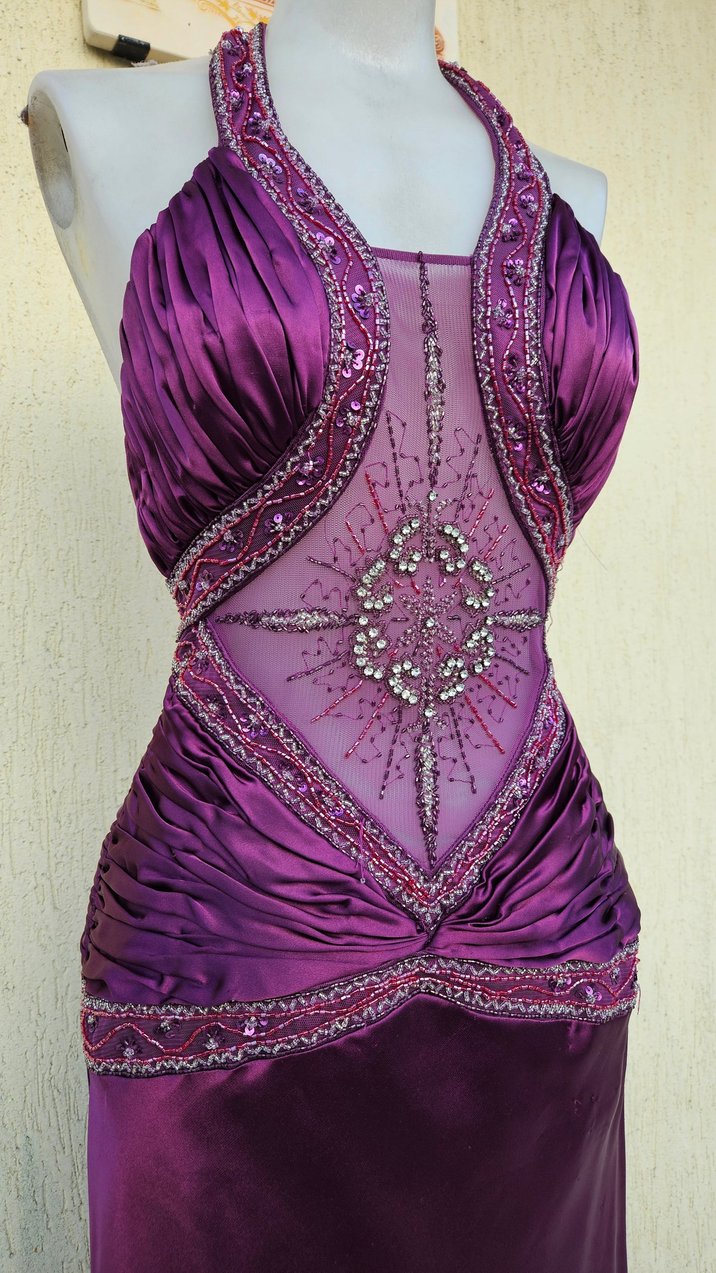 Robe satinée dos nu