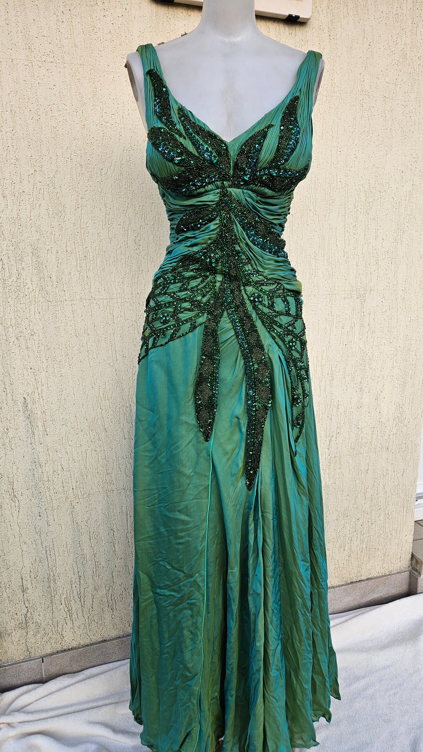 Maxi green dress embroidered with pearls