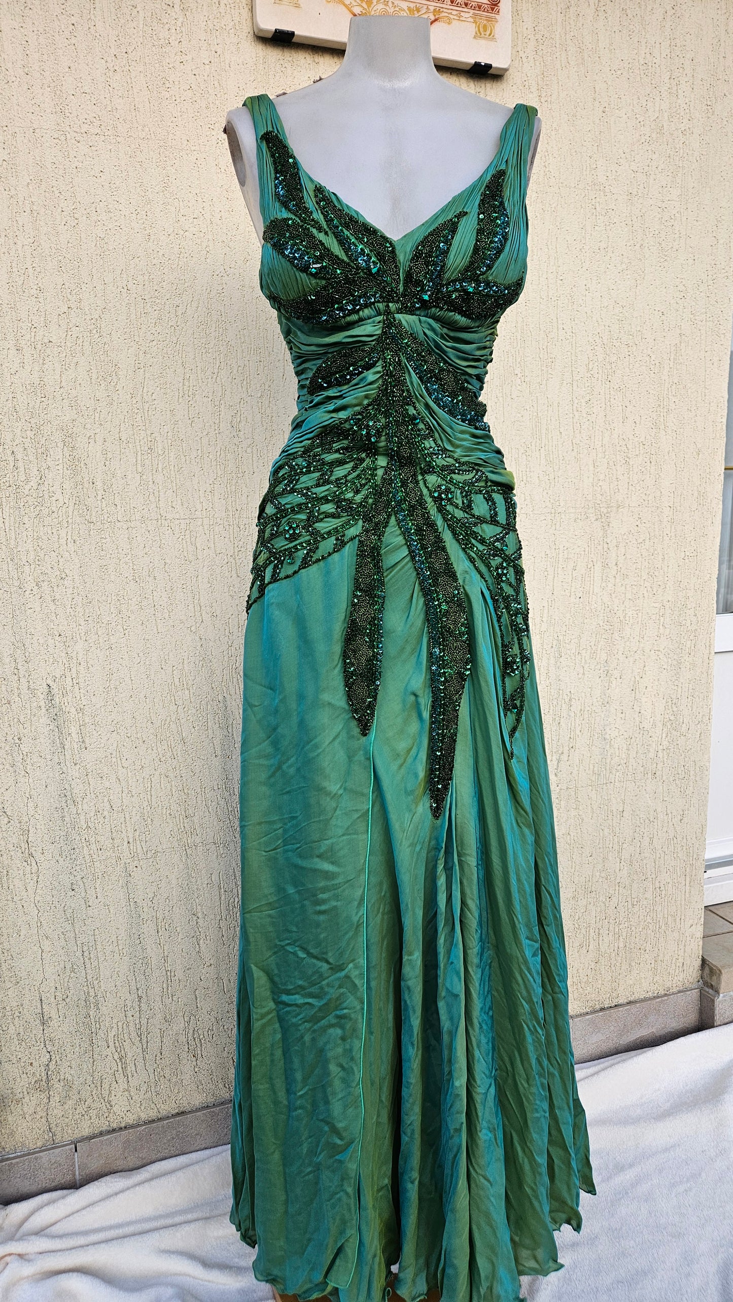 Maxi green dress embroidered with pearls