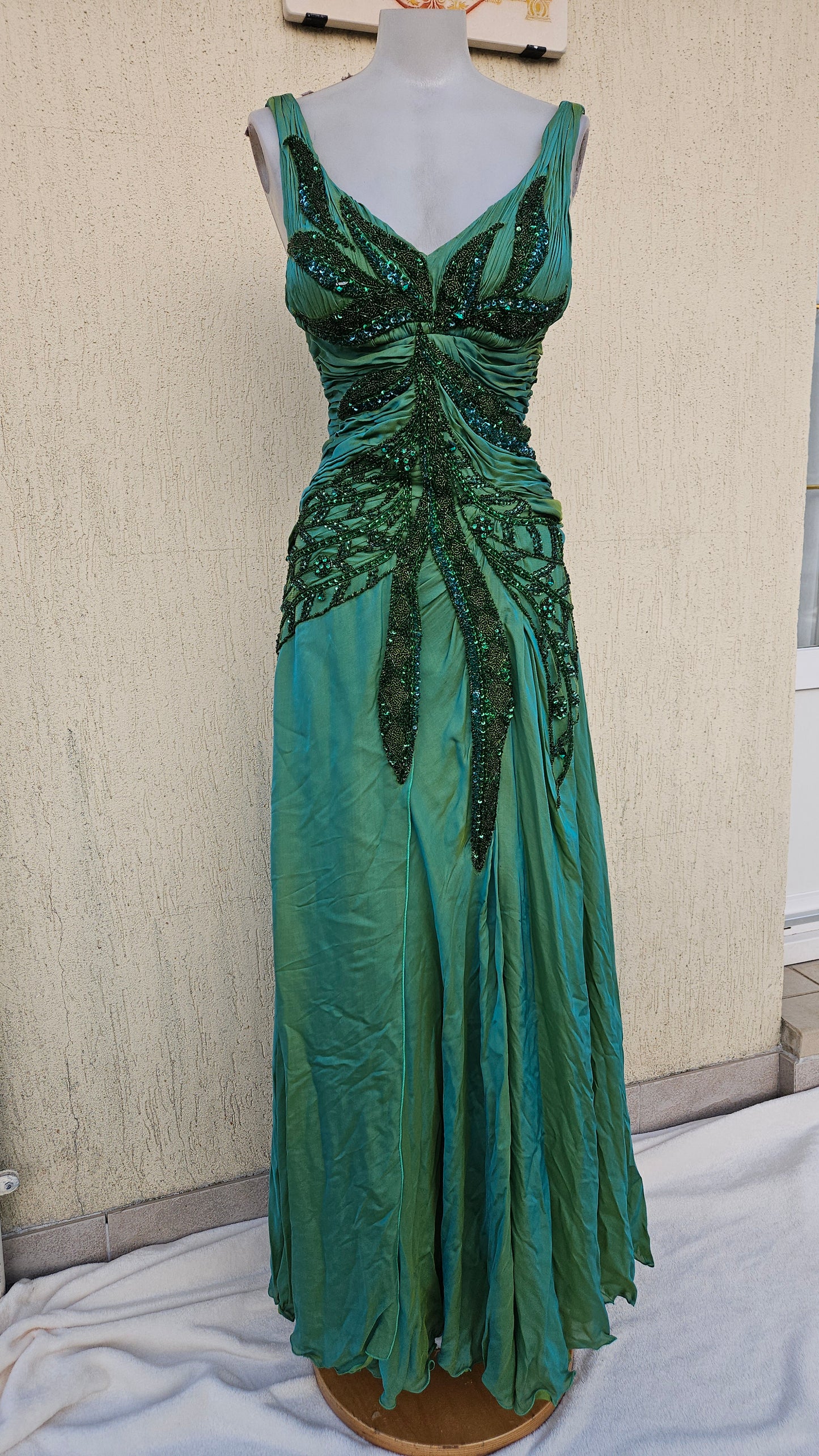 Maxi green dress embroidered with pearls