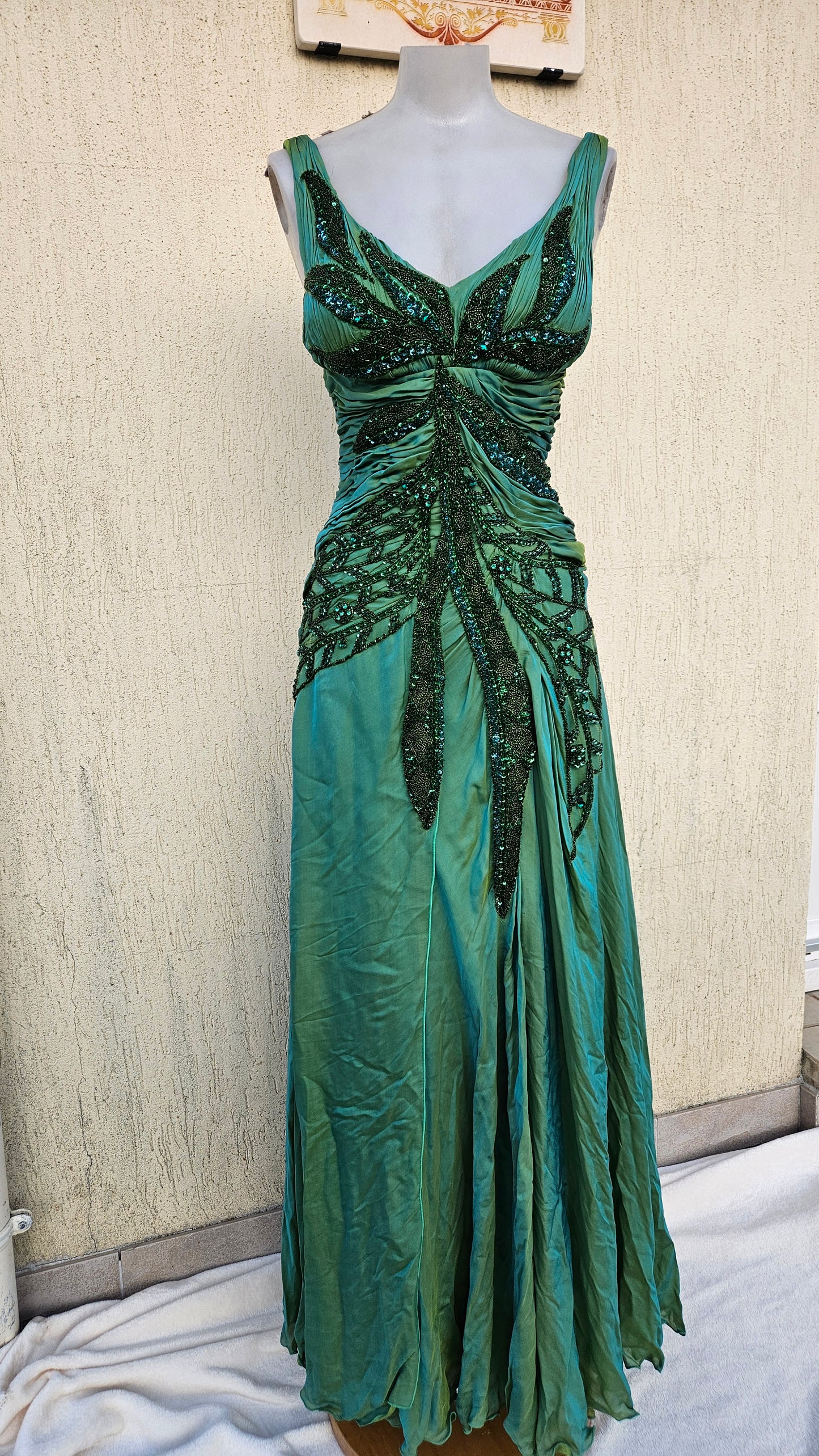 Maxi green dress embroidered with pearls