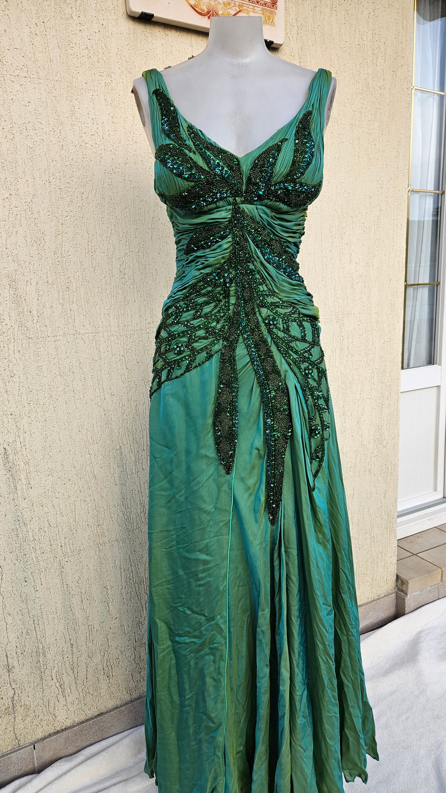 Maxi green dress embroidered with pearls