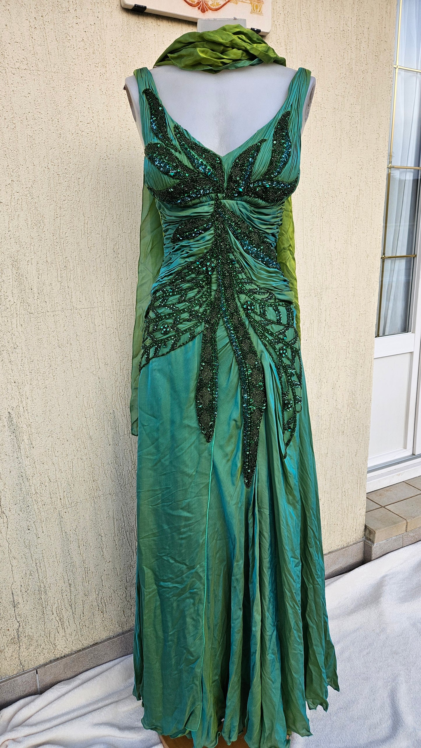 Maxi green dress embroidered with pearls