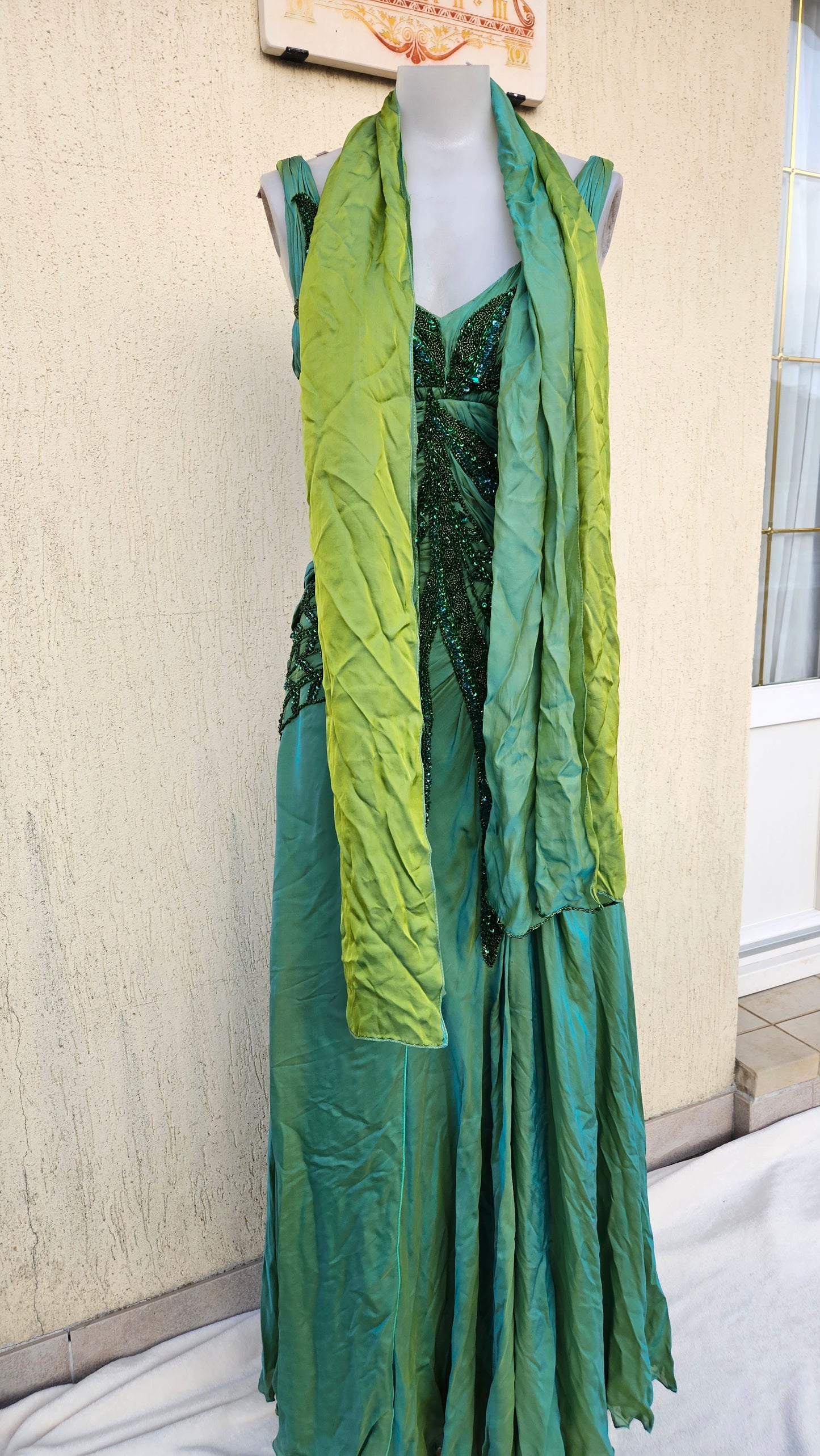 Maxi green dress embroidered with pearls