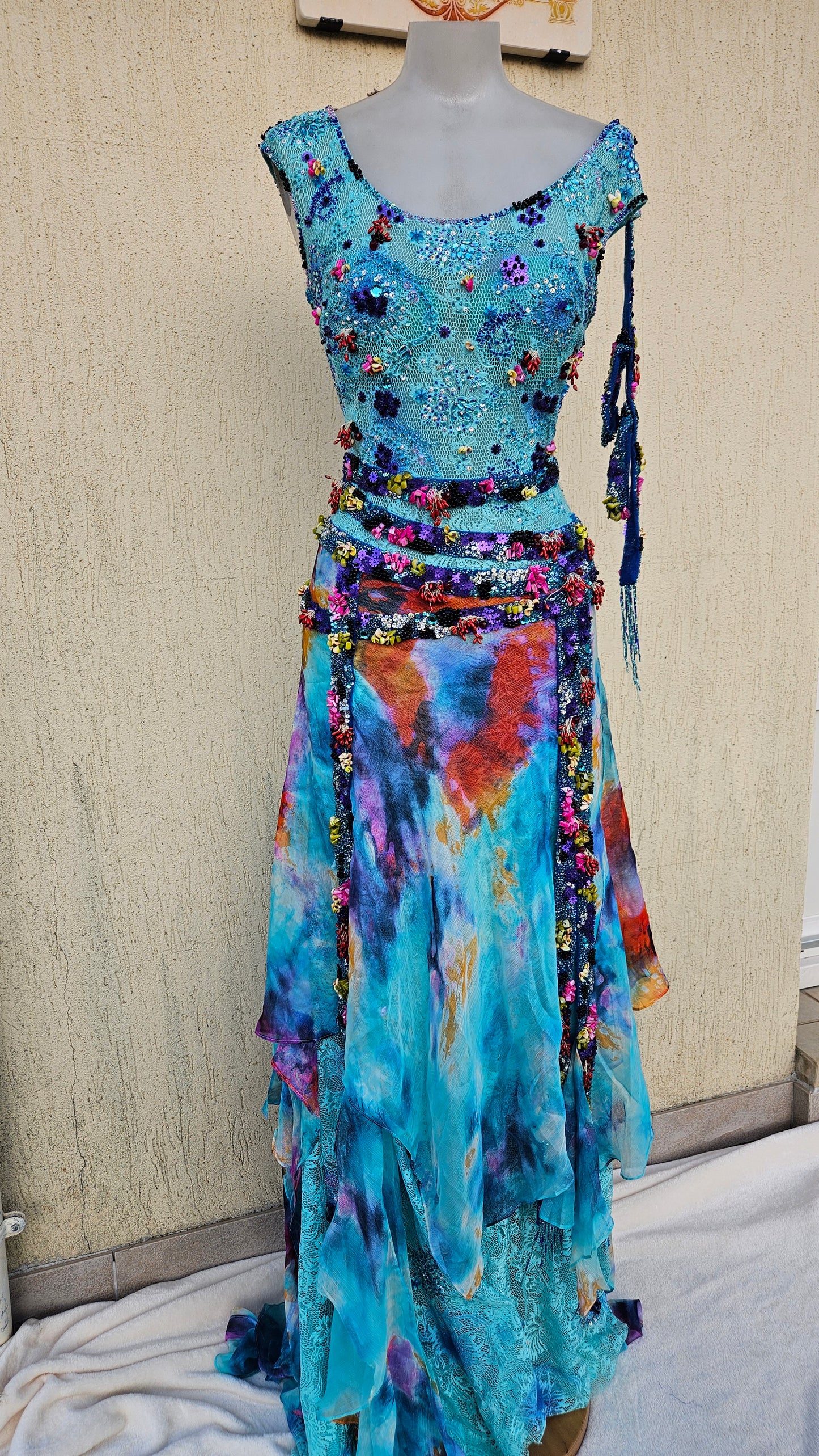 Robe en soie et broderies tons bleus