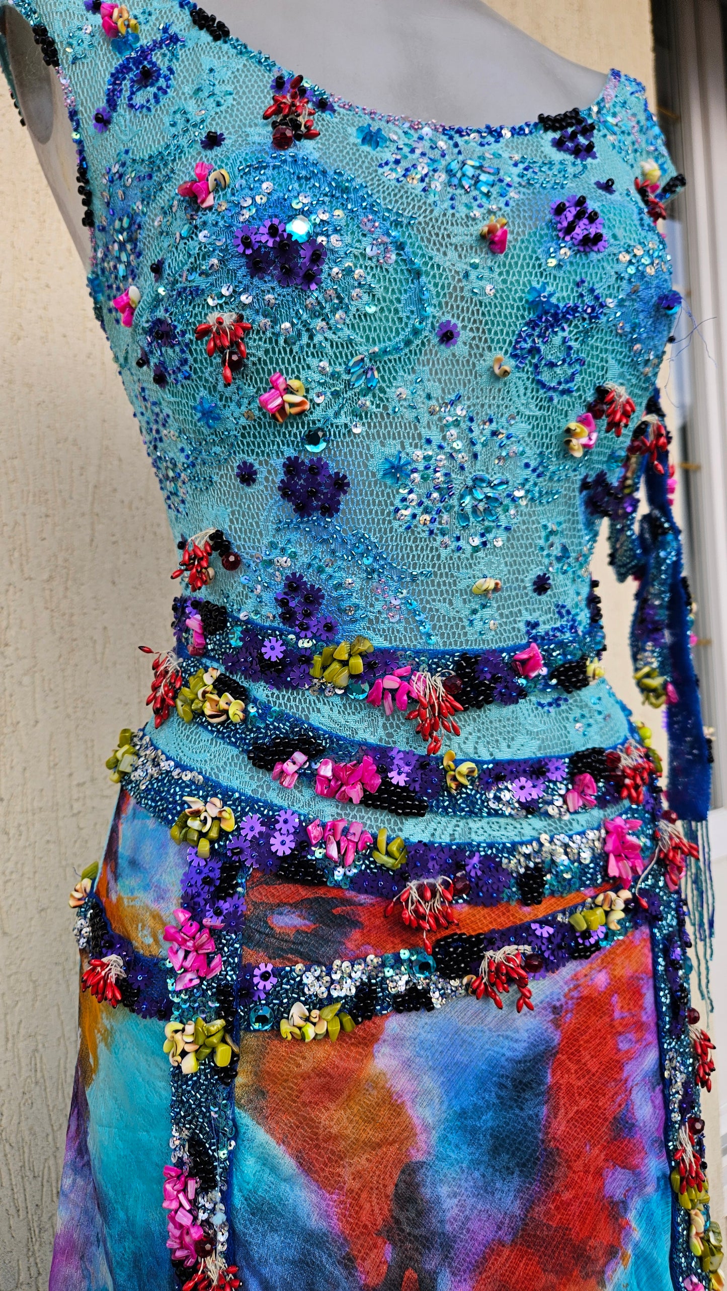 Robe en soie et broderies tons bleus