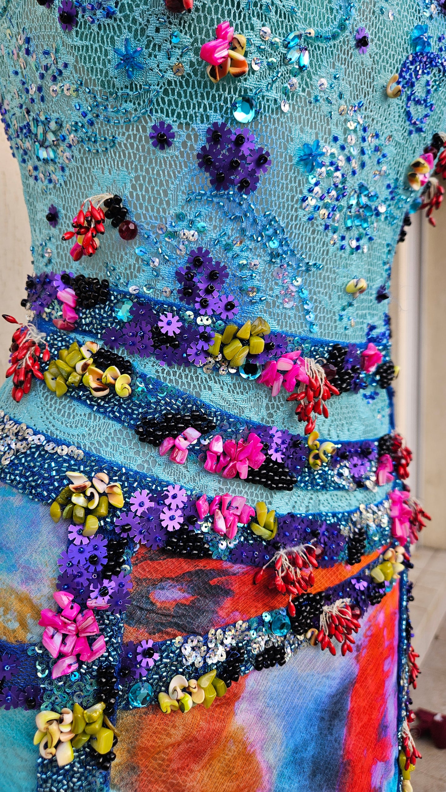 Robe en soie et broderies tons bleus