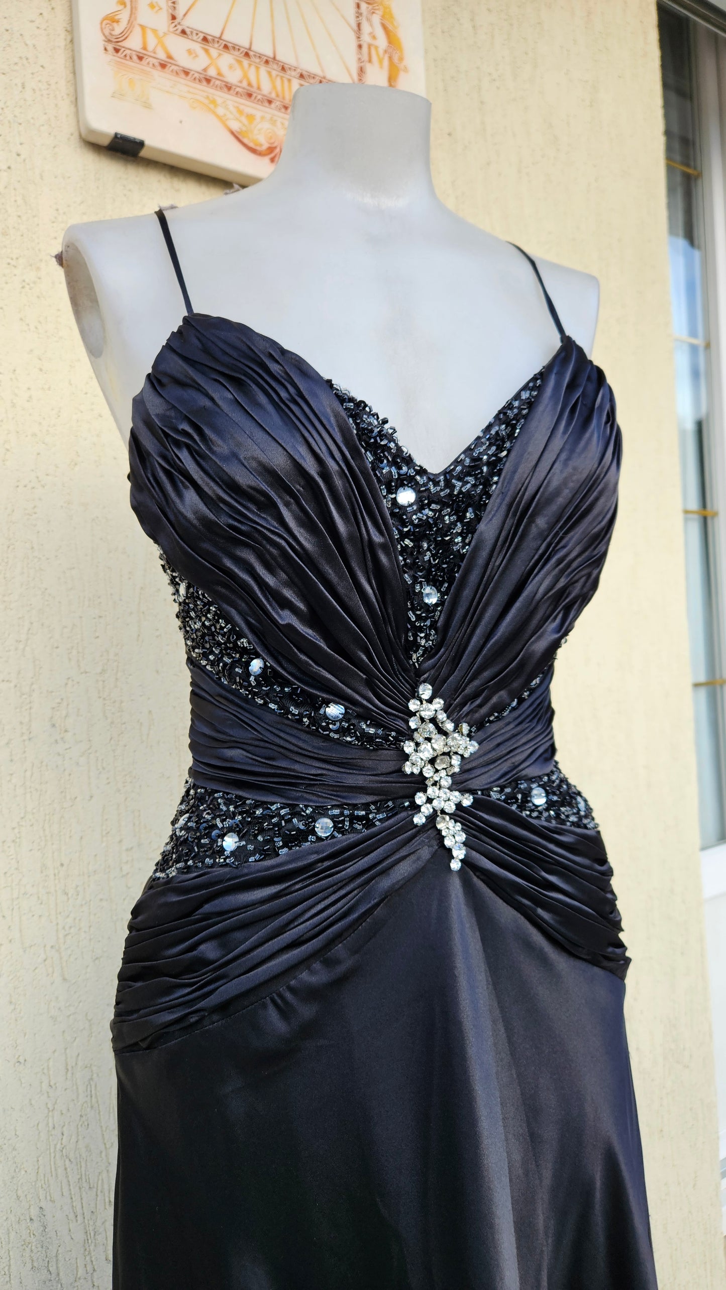 Maxi robe satinée brodé de perles