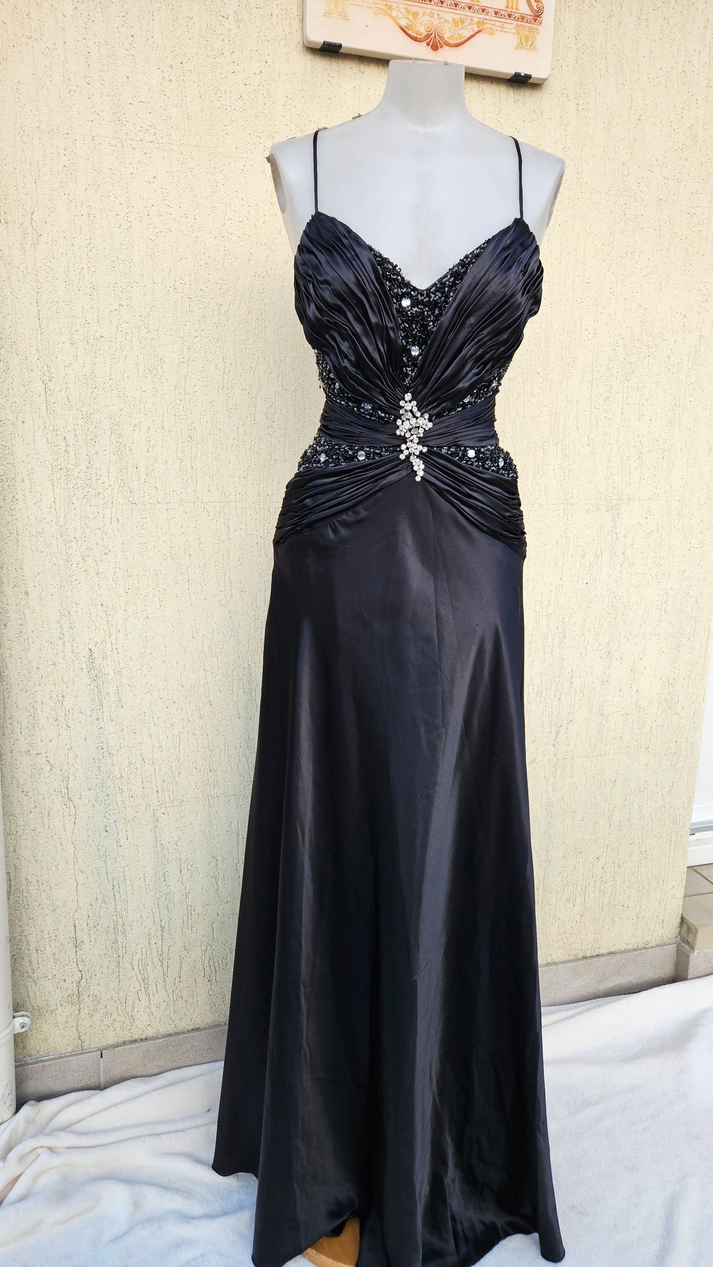 Maxi robe satinée brodé de perles