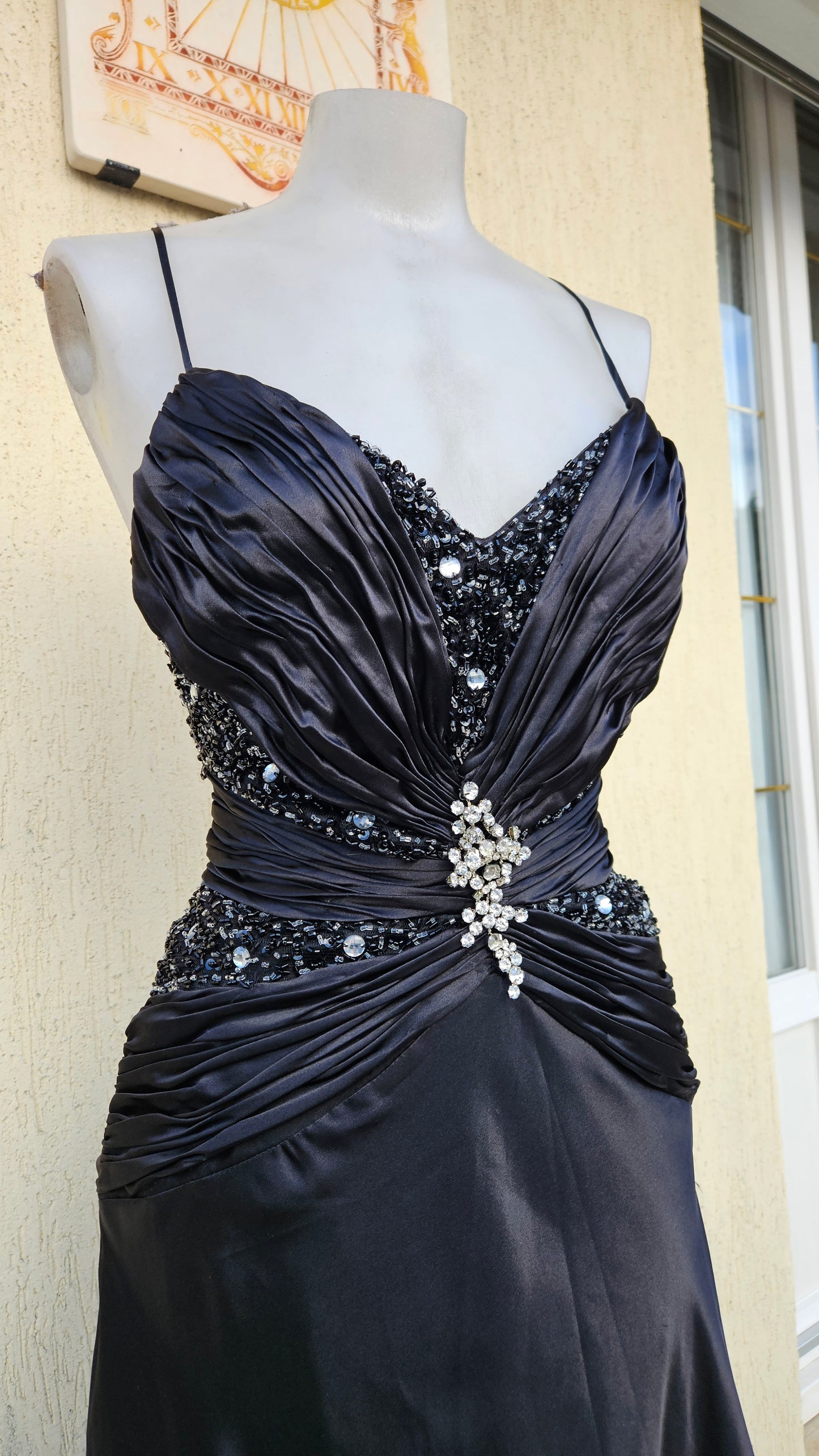 Maxi robe satinée brodé de perles