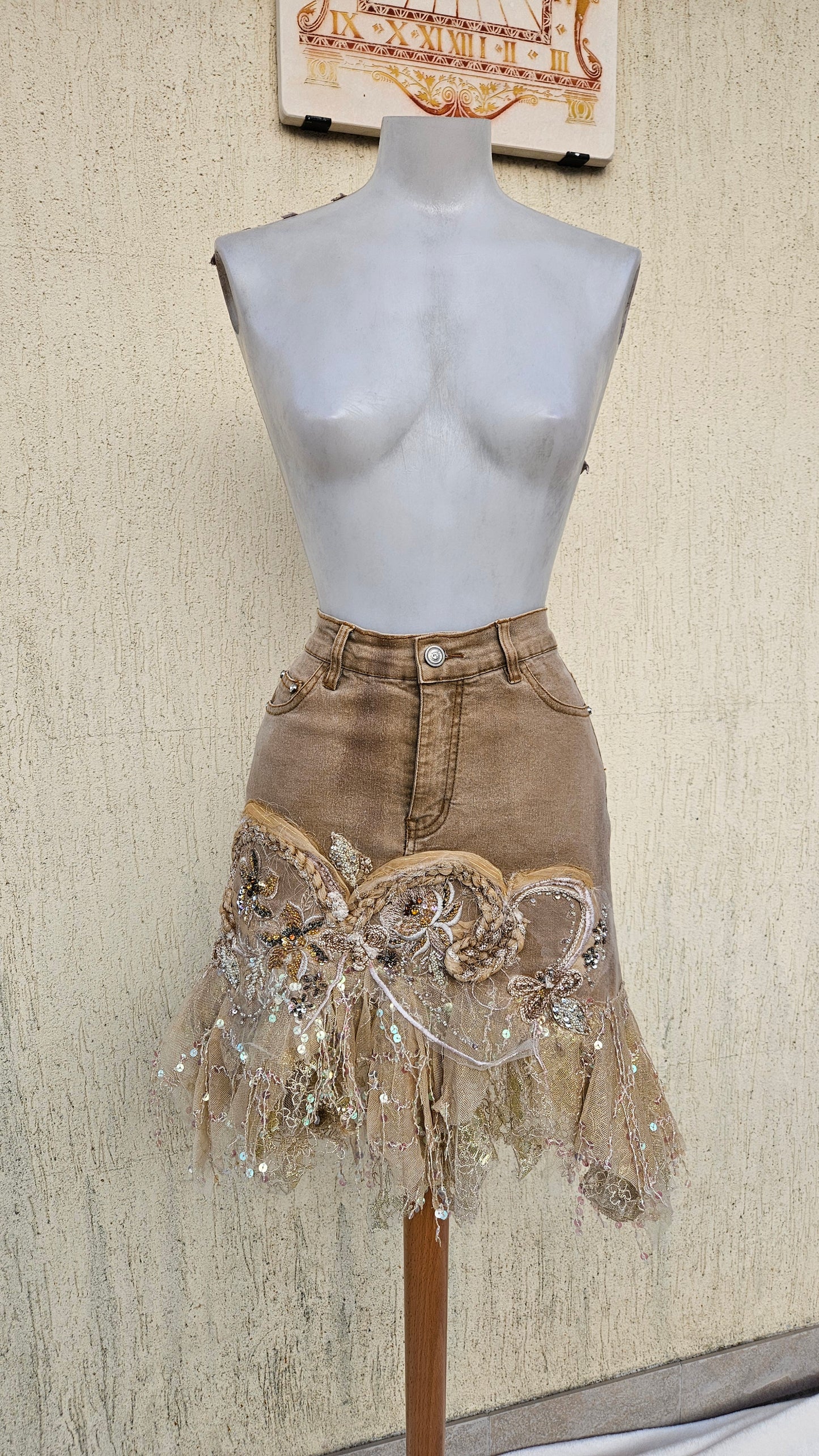 Jupe en denim brodée