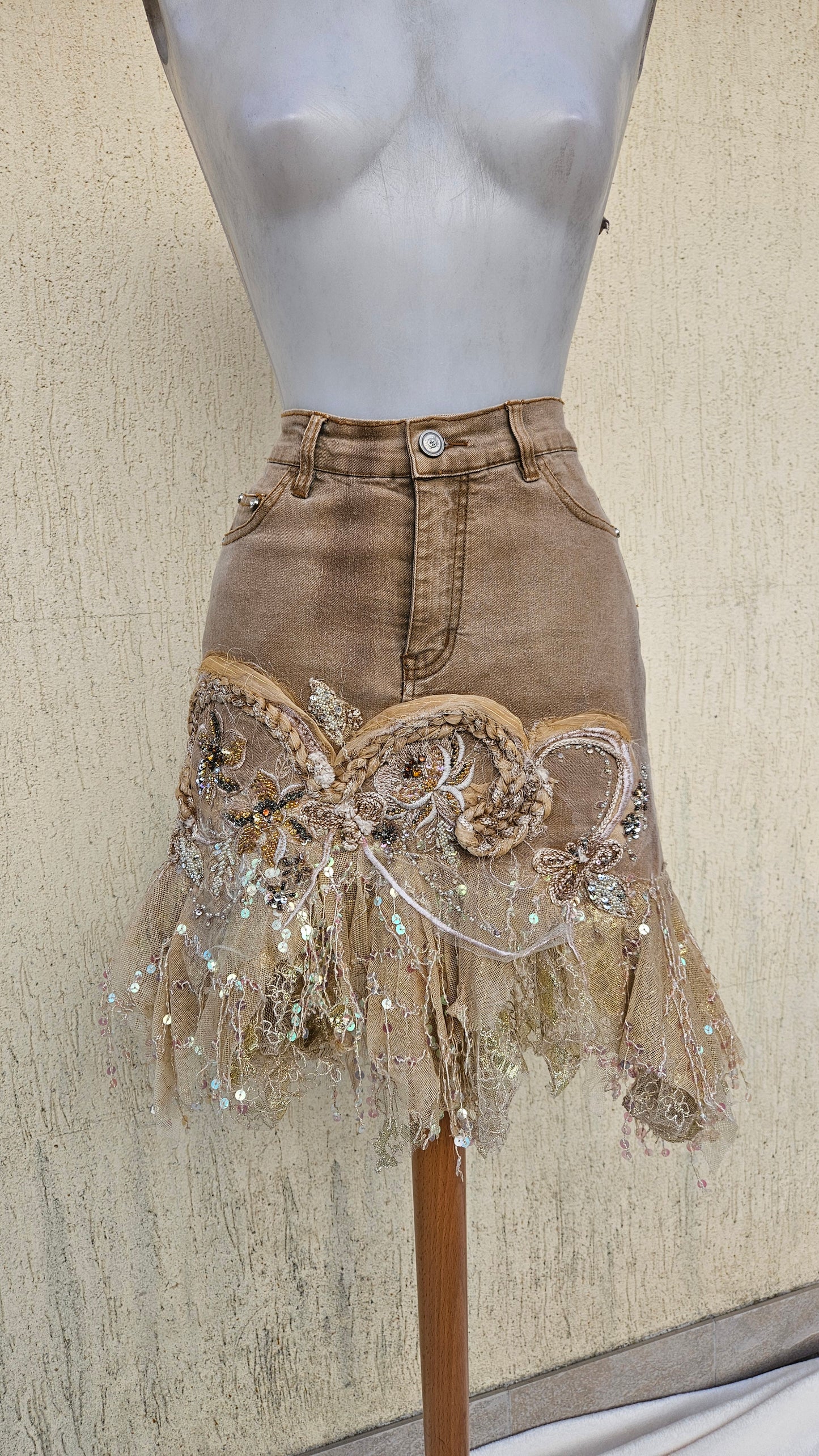 Jupe en denim brodée