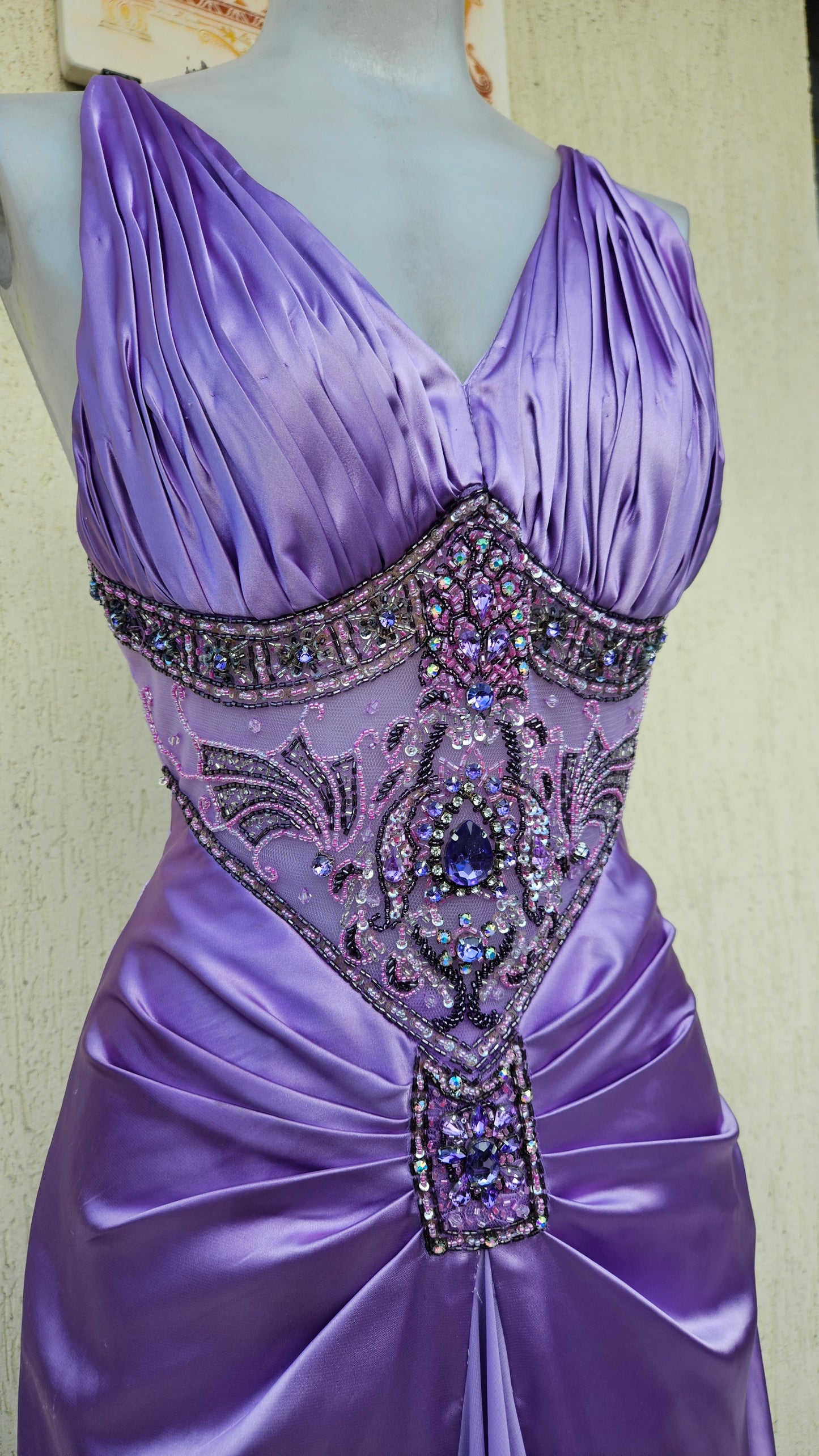 Robe satinée lila détails brodés