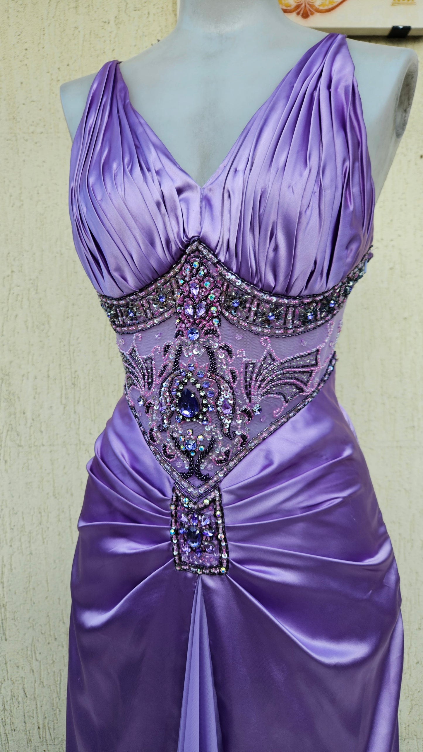 Robe satinée lila détails brodés