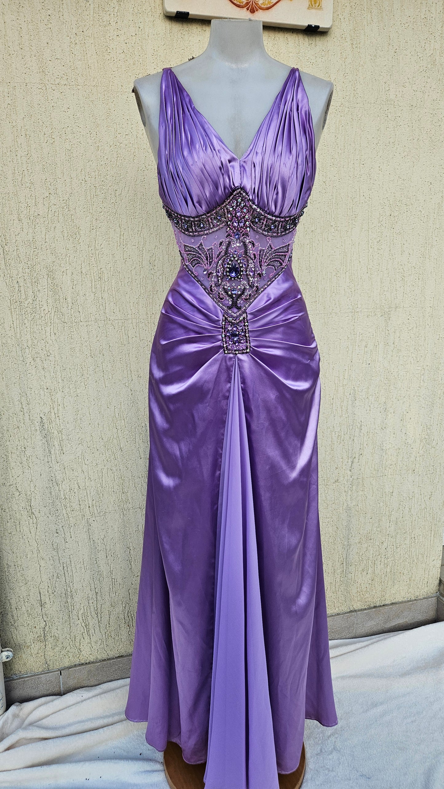 Robe satinée lila détails brodés