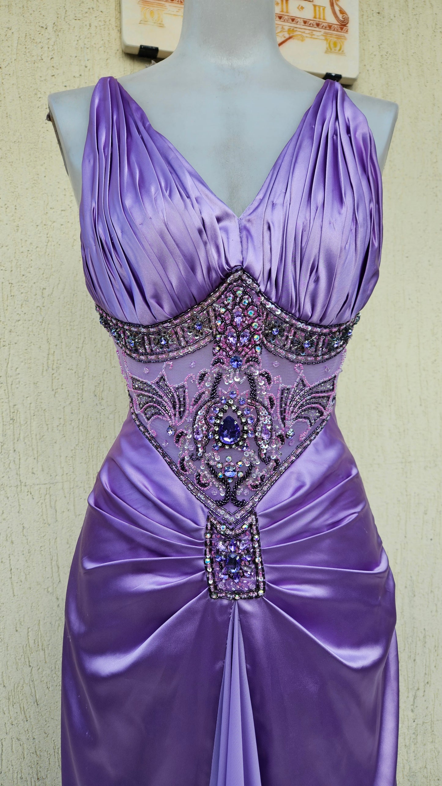 Robe satinée lila détails brodés