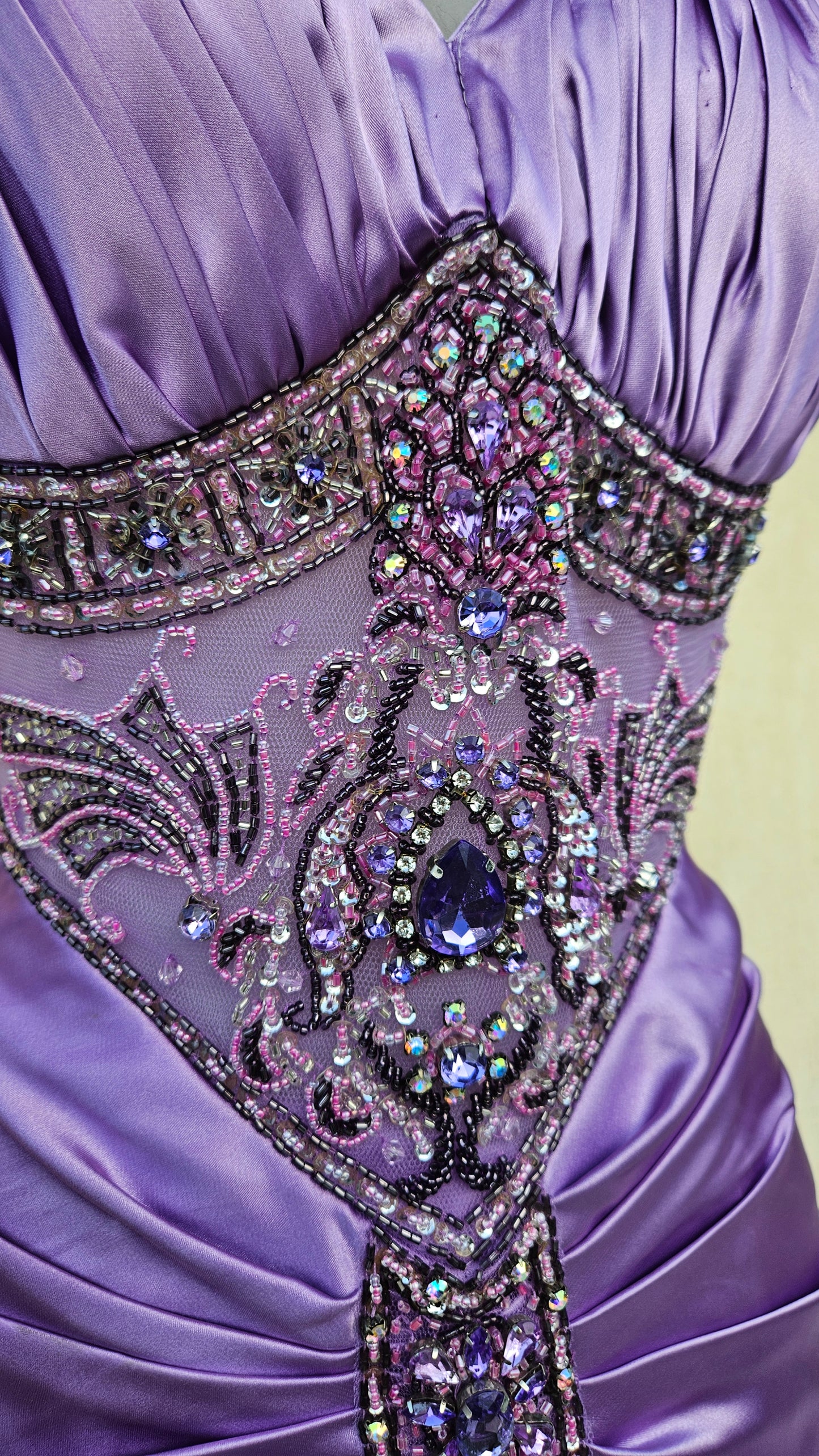 Robe satinée lila détails brodés