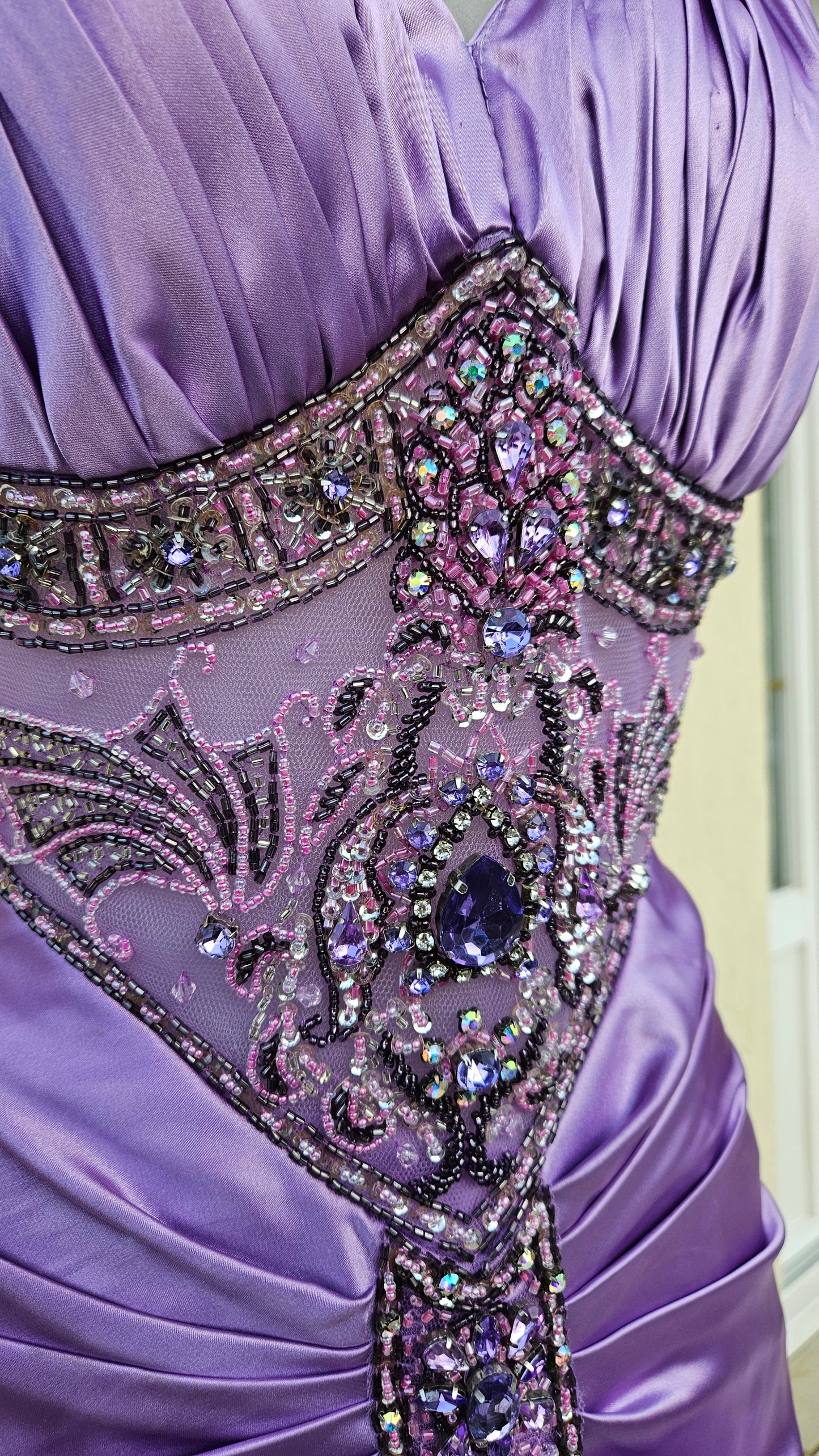 Robe satinée lila détails brodés