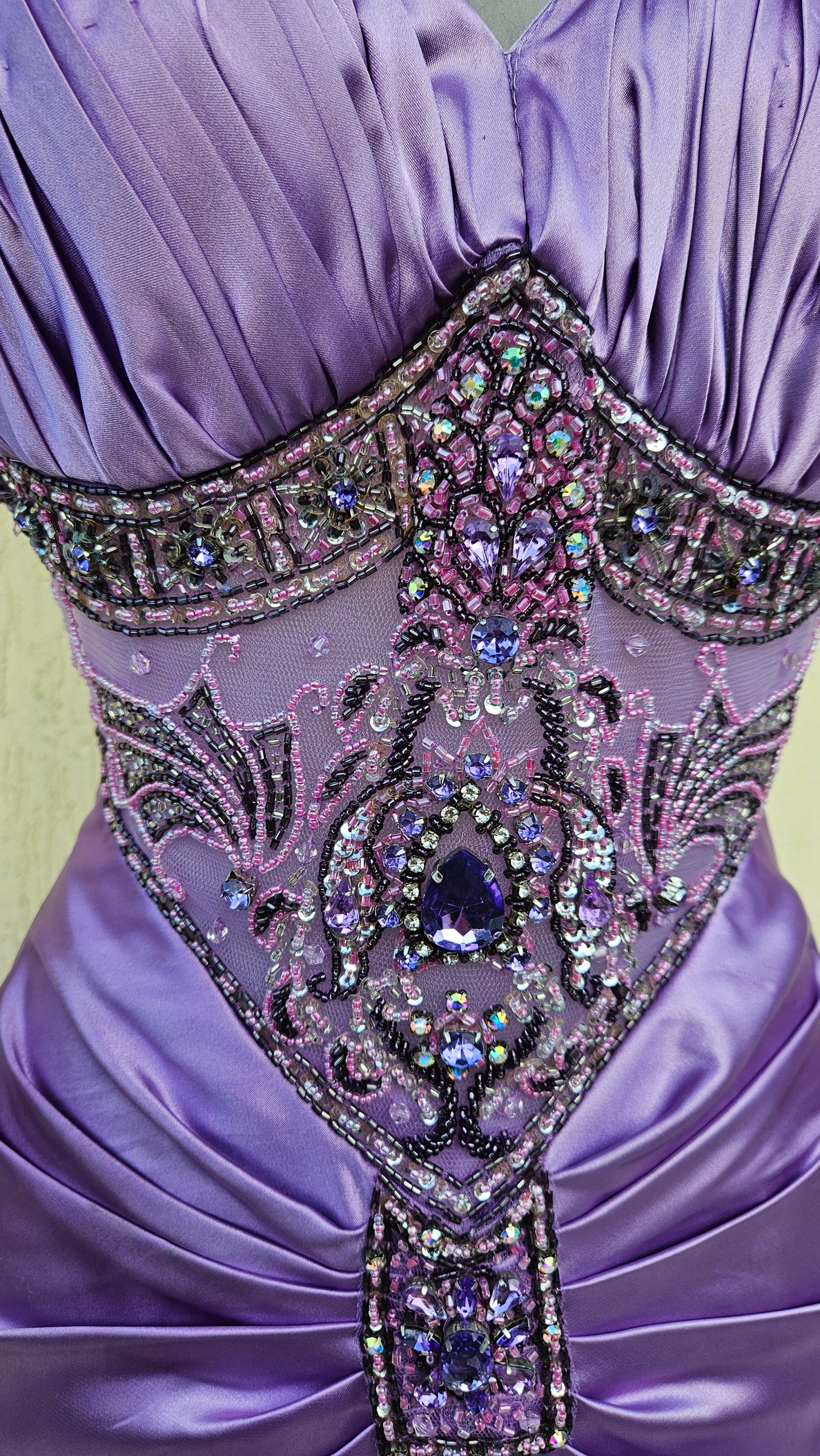 Robe satinée lila détails brodés