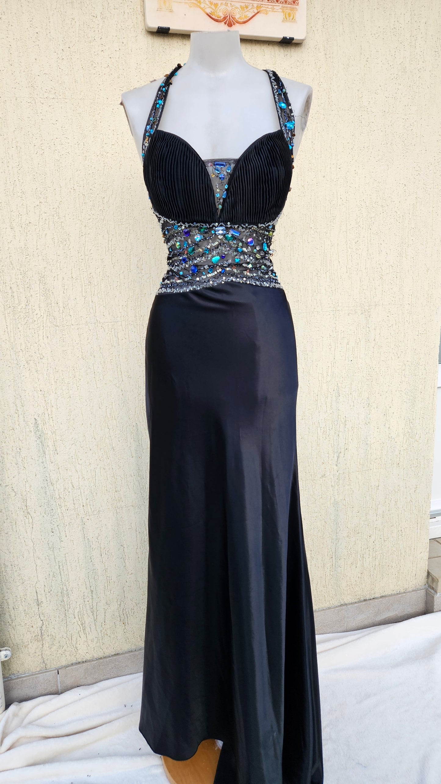 Robe dos nu noire en satin détails perles