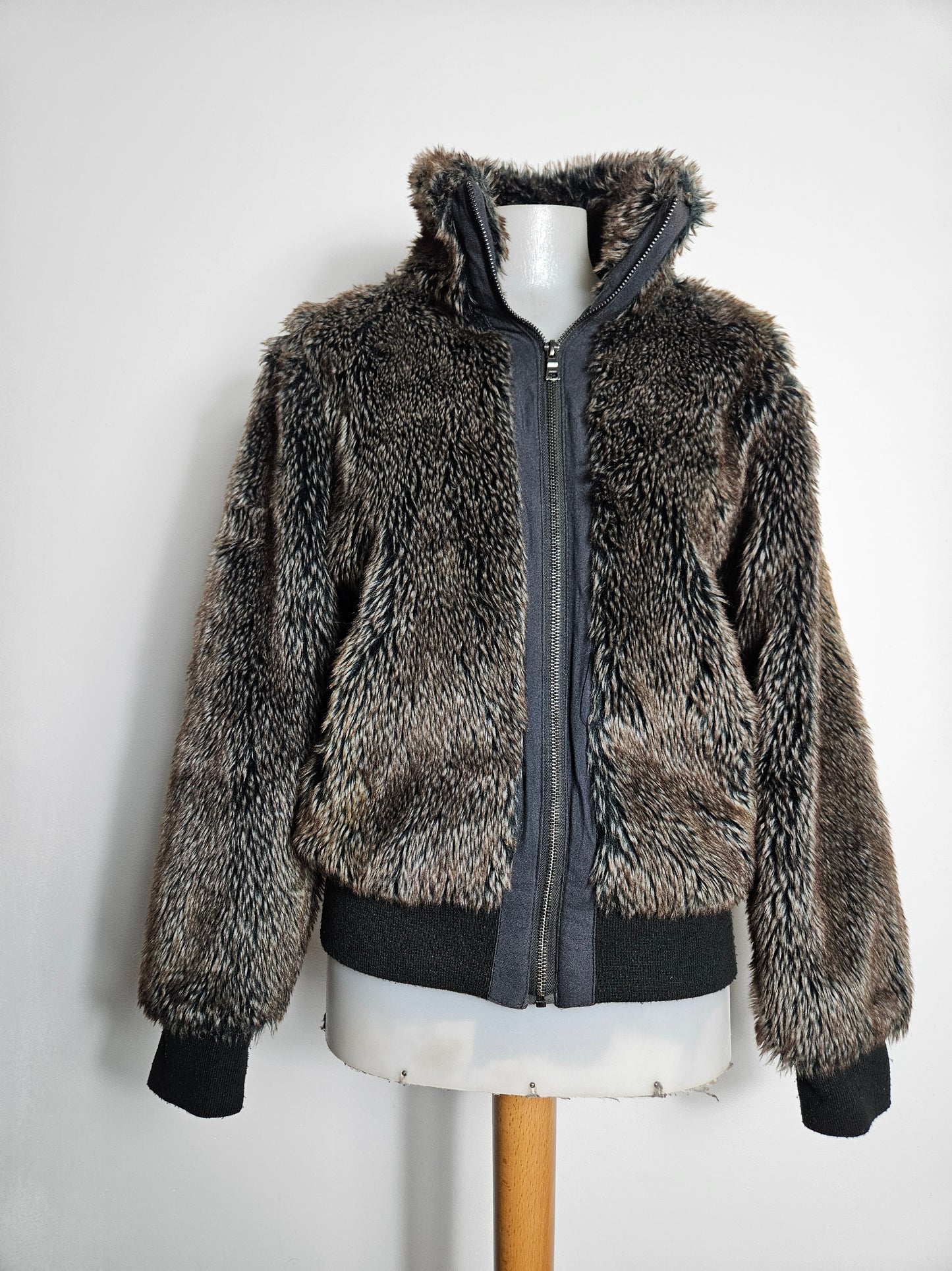 Manteau court en fausse fourrure