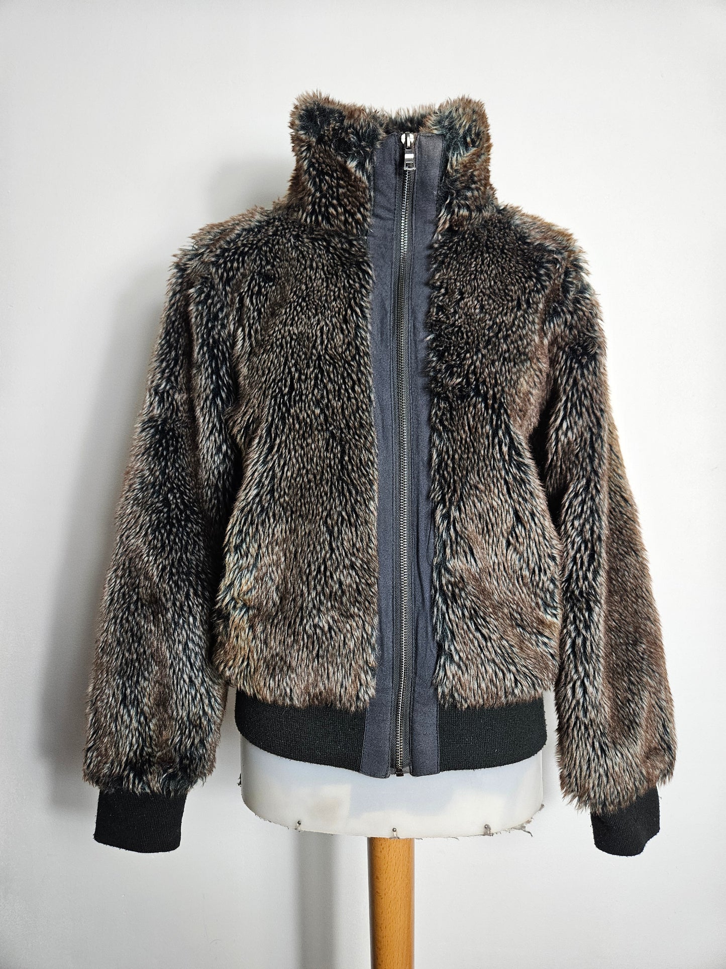 Manteau court en fausse fourrure