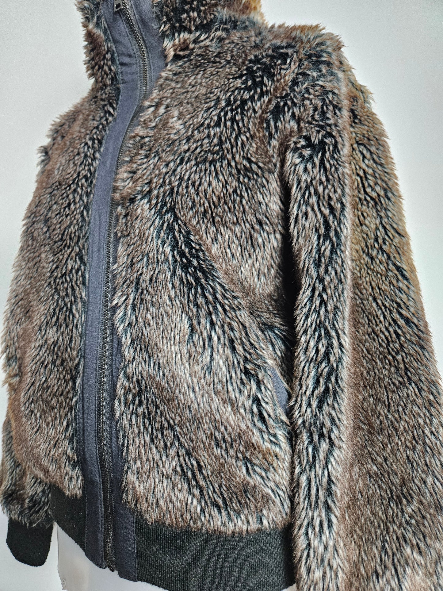 Manteau court en fausse fourrure