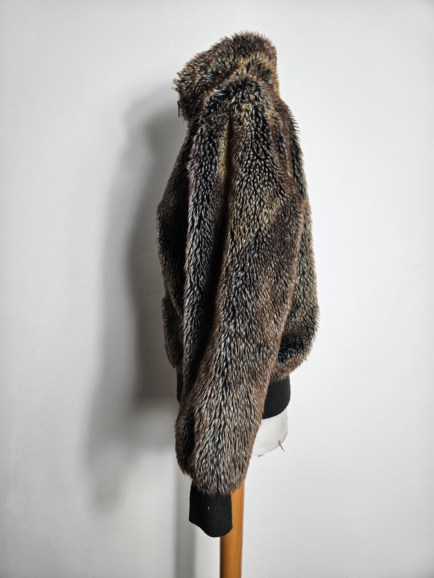 Manteau court en fausse fourrure