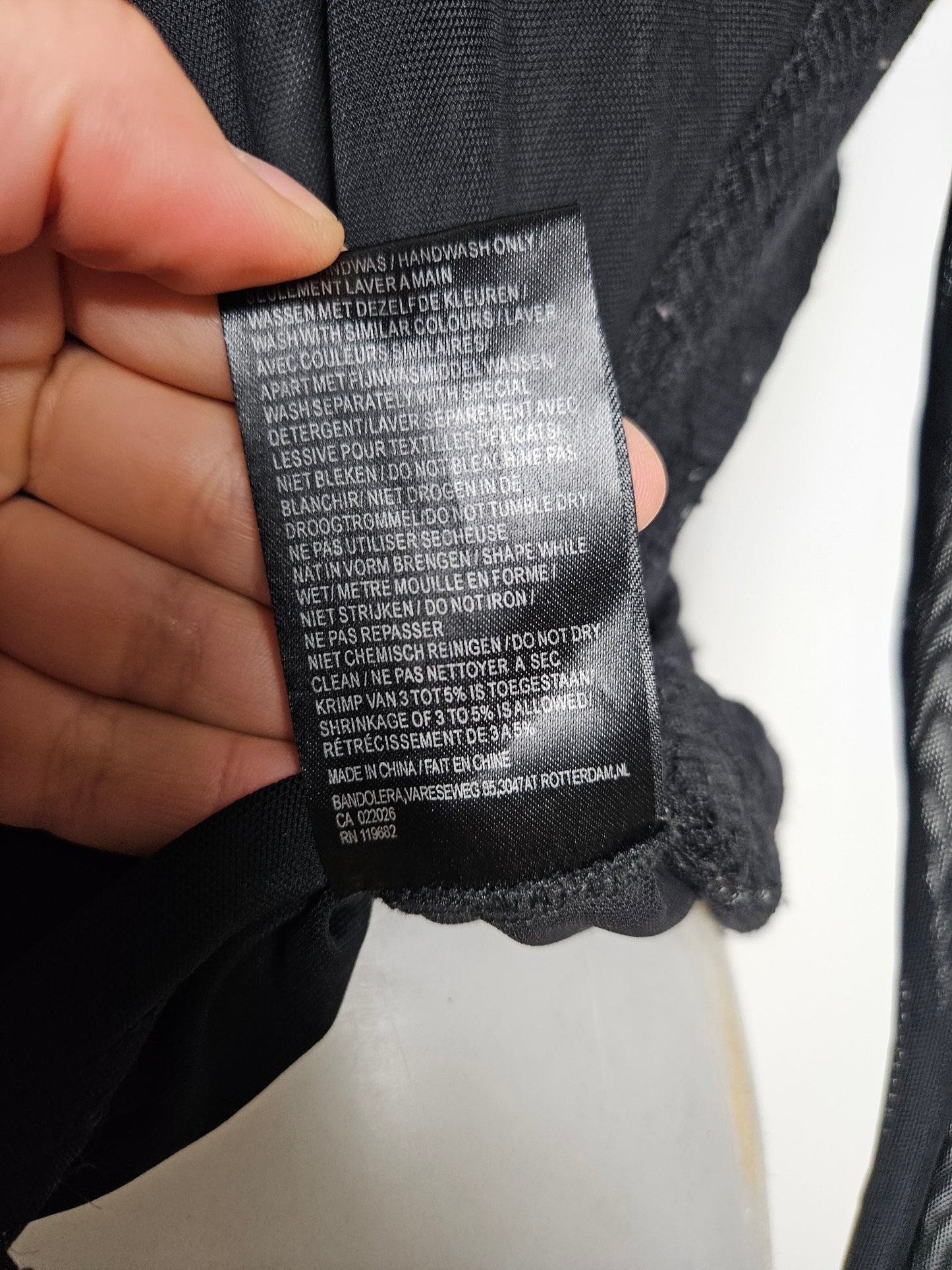 Haut noir en voile et dentelle