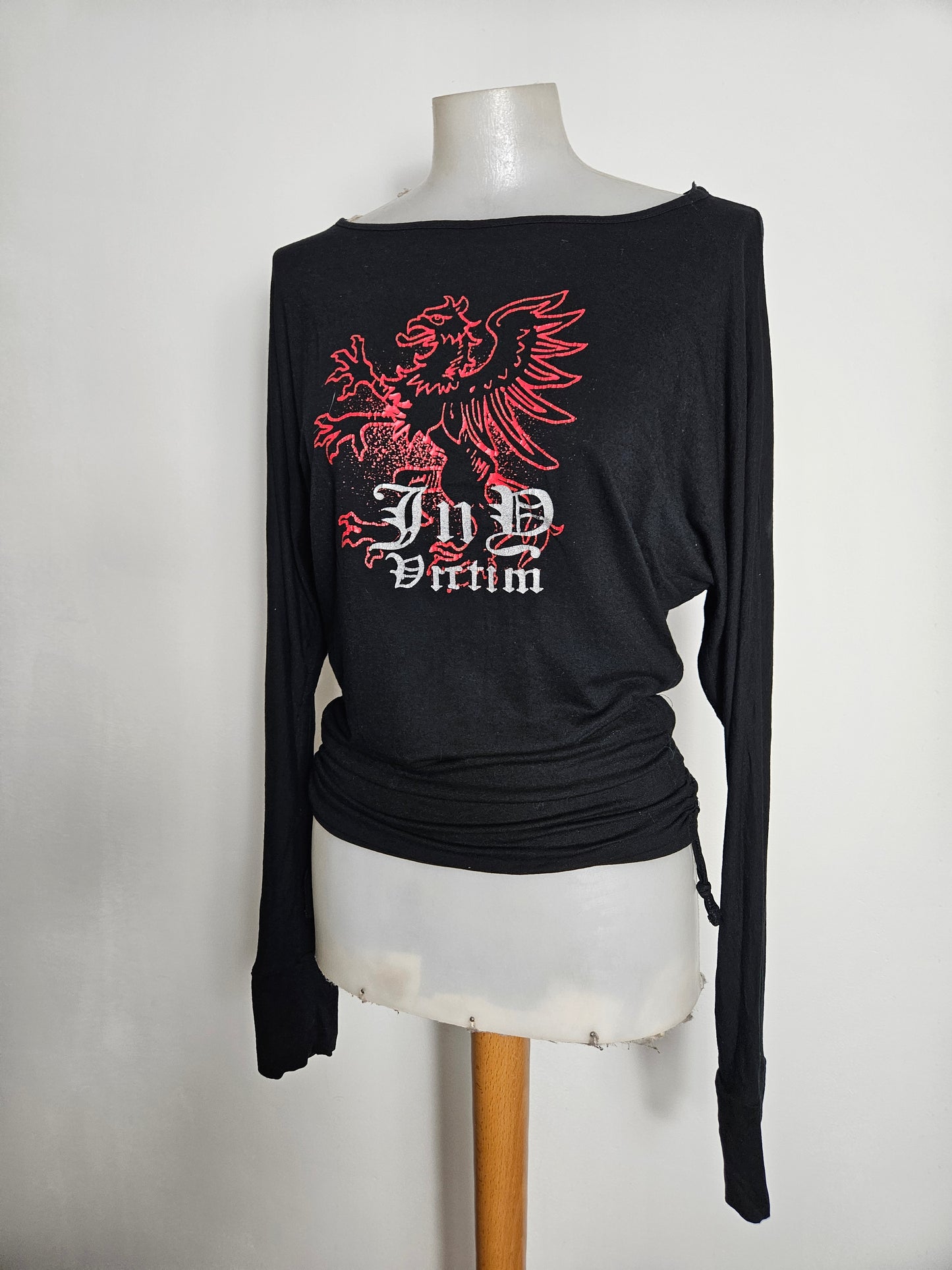 Haut noir manches chauve-souris