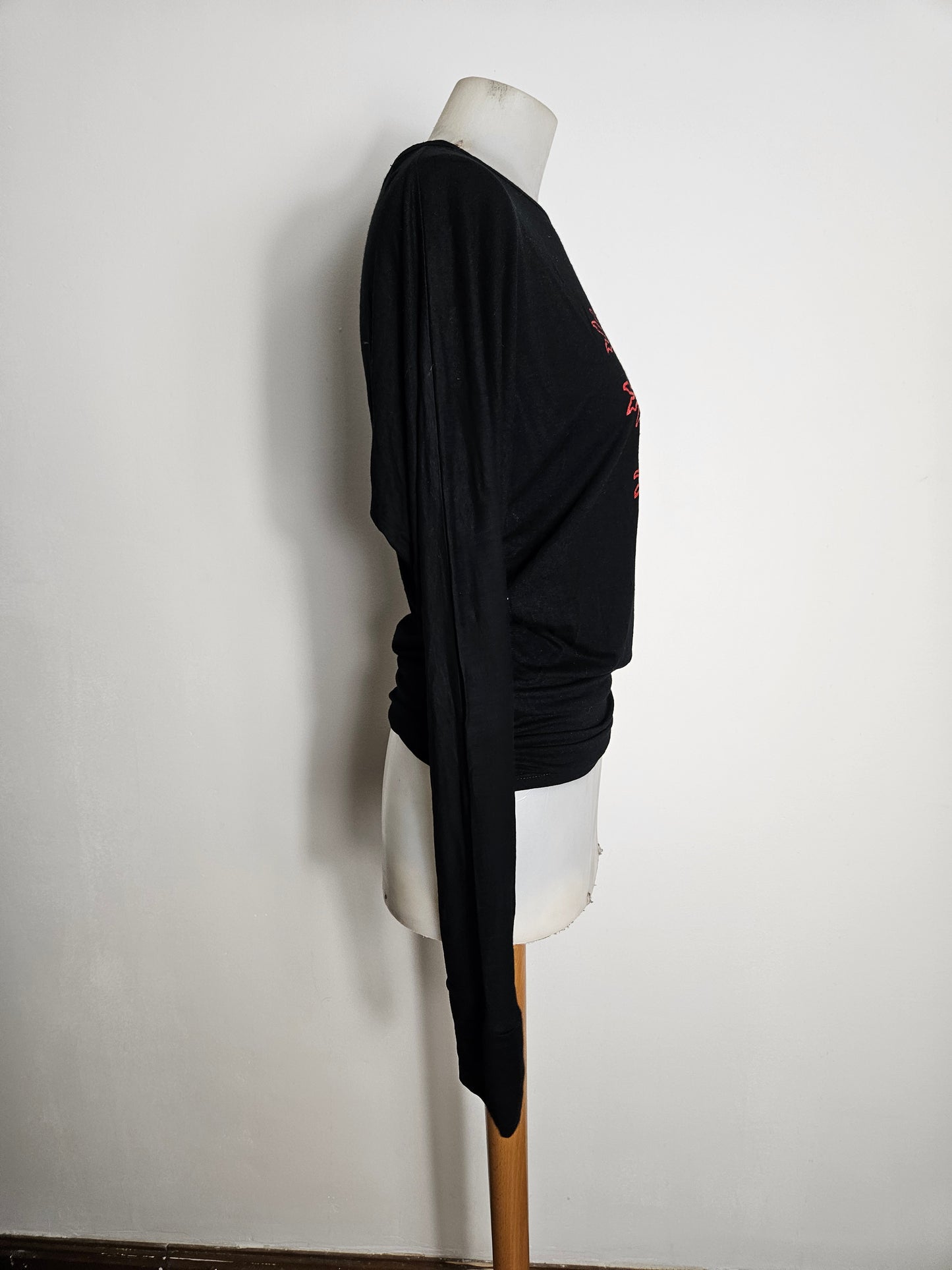 Haut noir manches chauve-souris