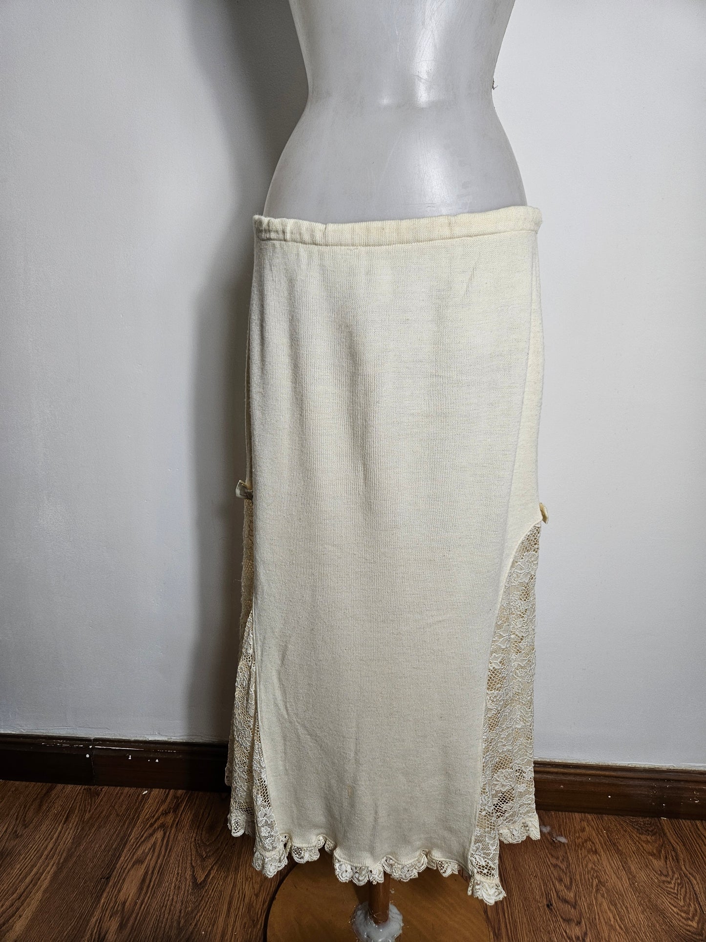 Jupe longue détails dentelle et noeuds