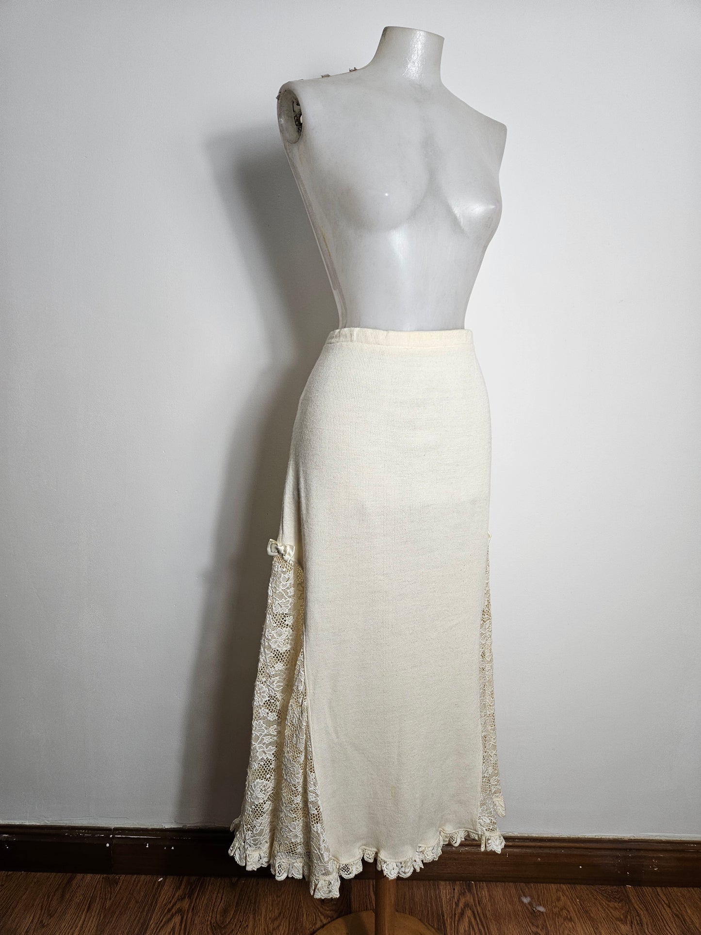 Jupe longue détails dentelle et noeuds