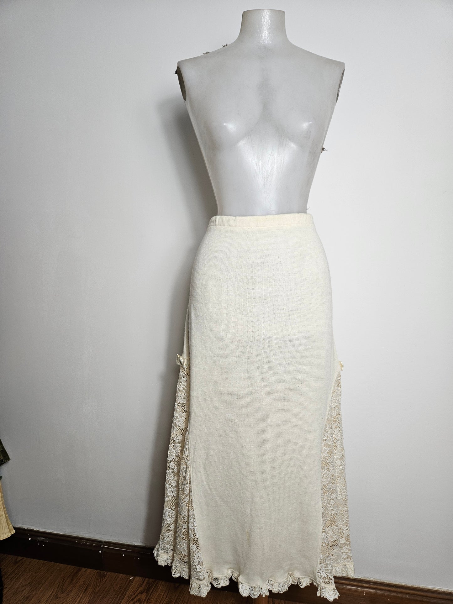 Jupe longue détails dentelle et noeuds