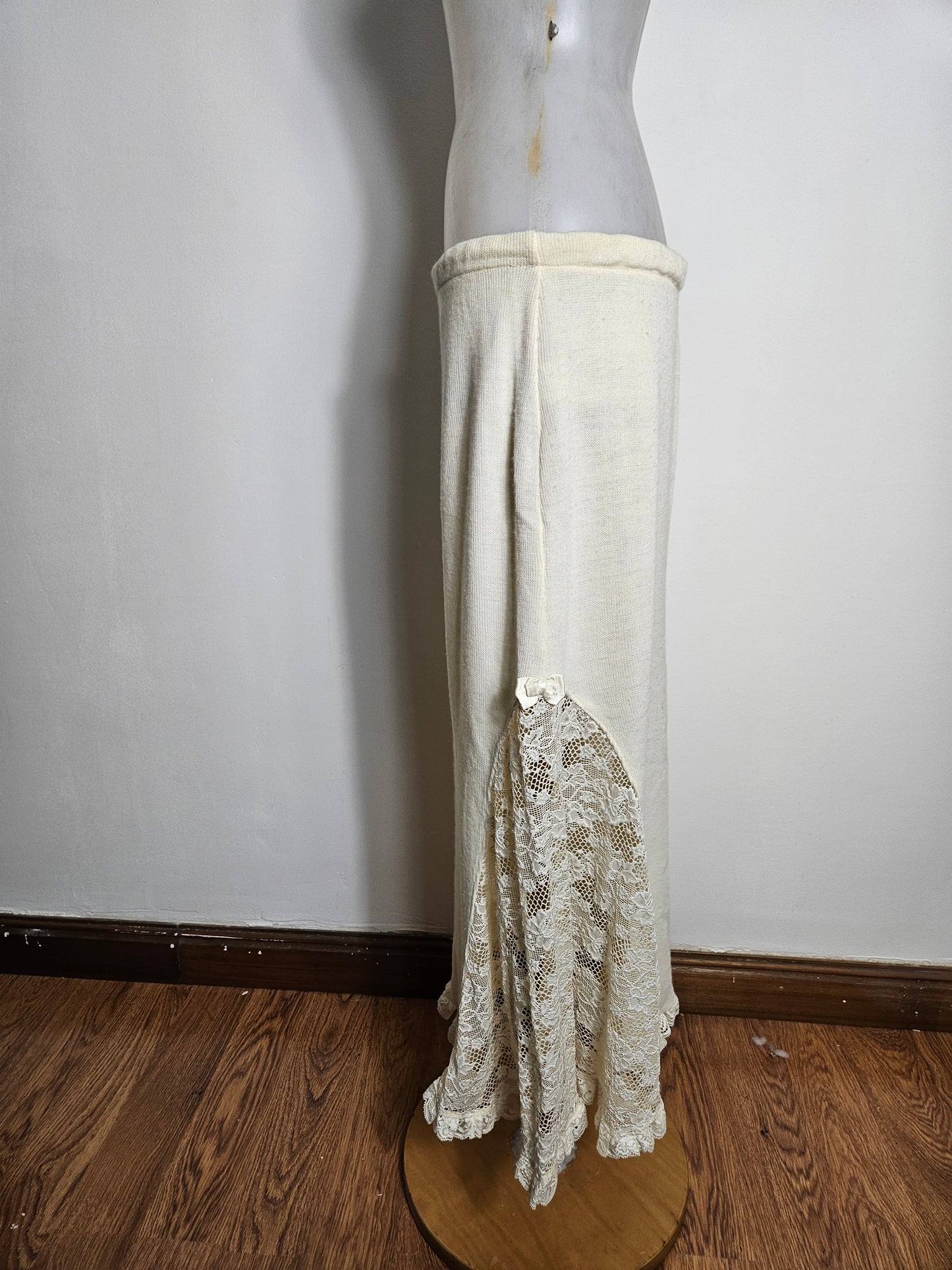 Jupe longue détails dentelle et noeuds