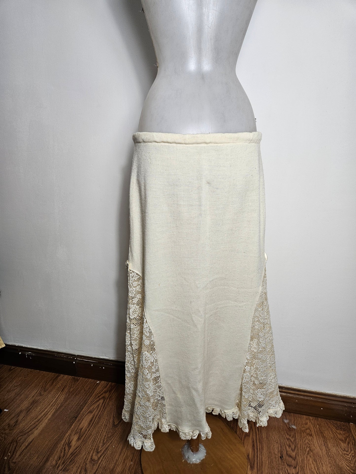 Jupe longue détails dentelle et noeuds