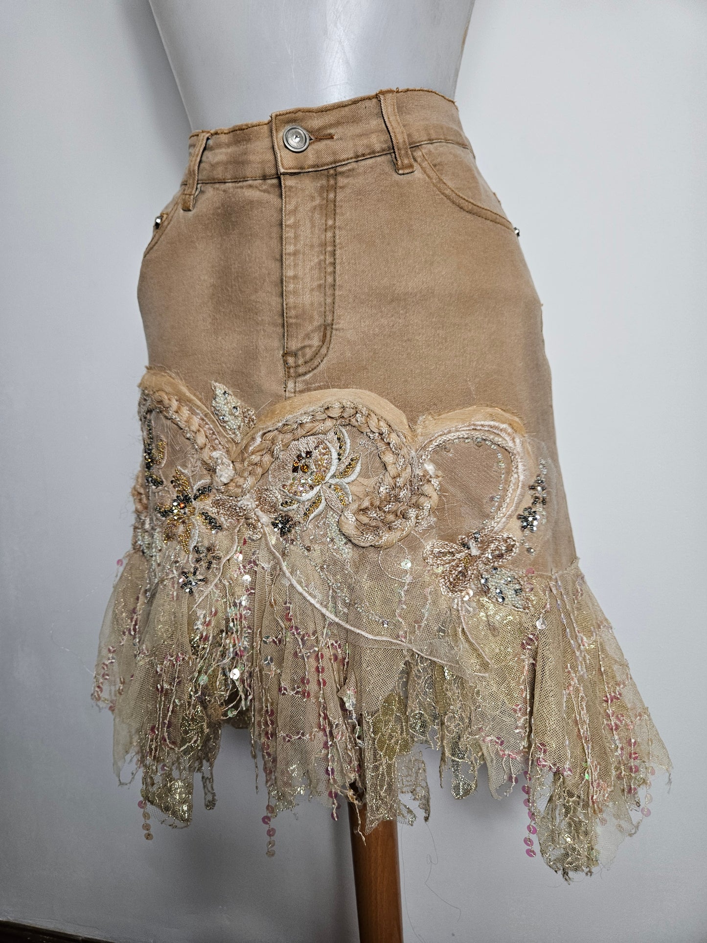 Jupe en denim brodée