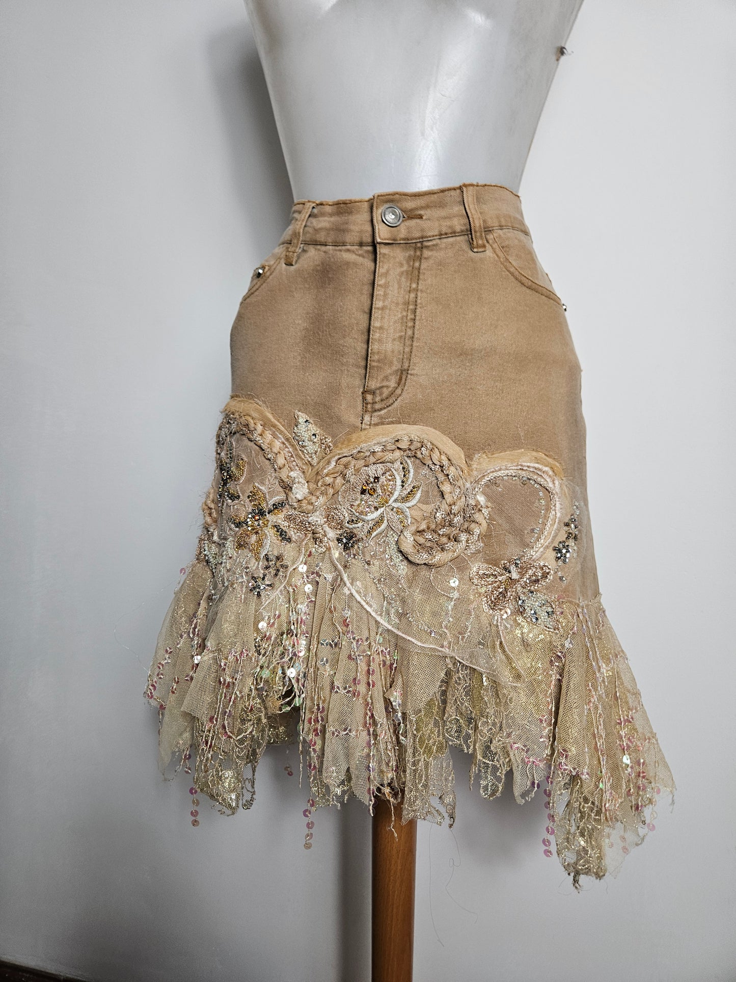 Jupe en denim brodée