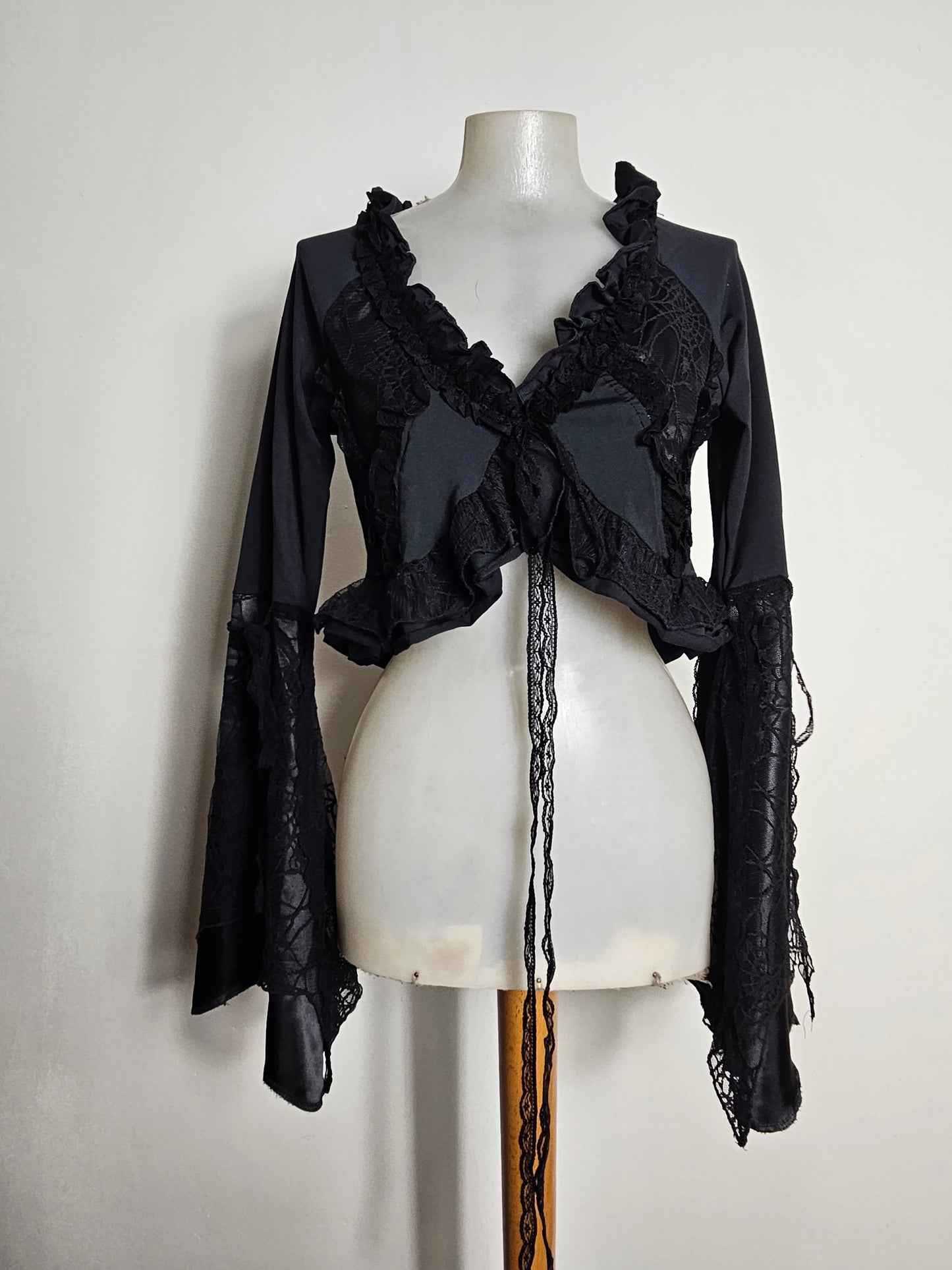 Boléro anoir manches évasées